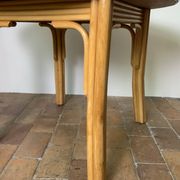 Round dining table