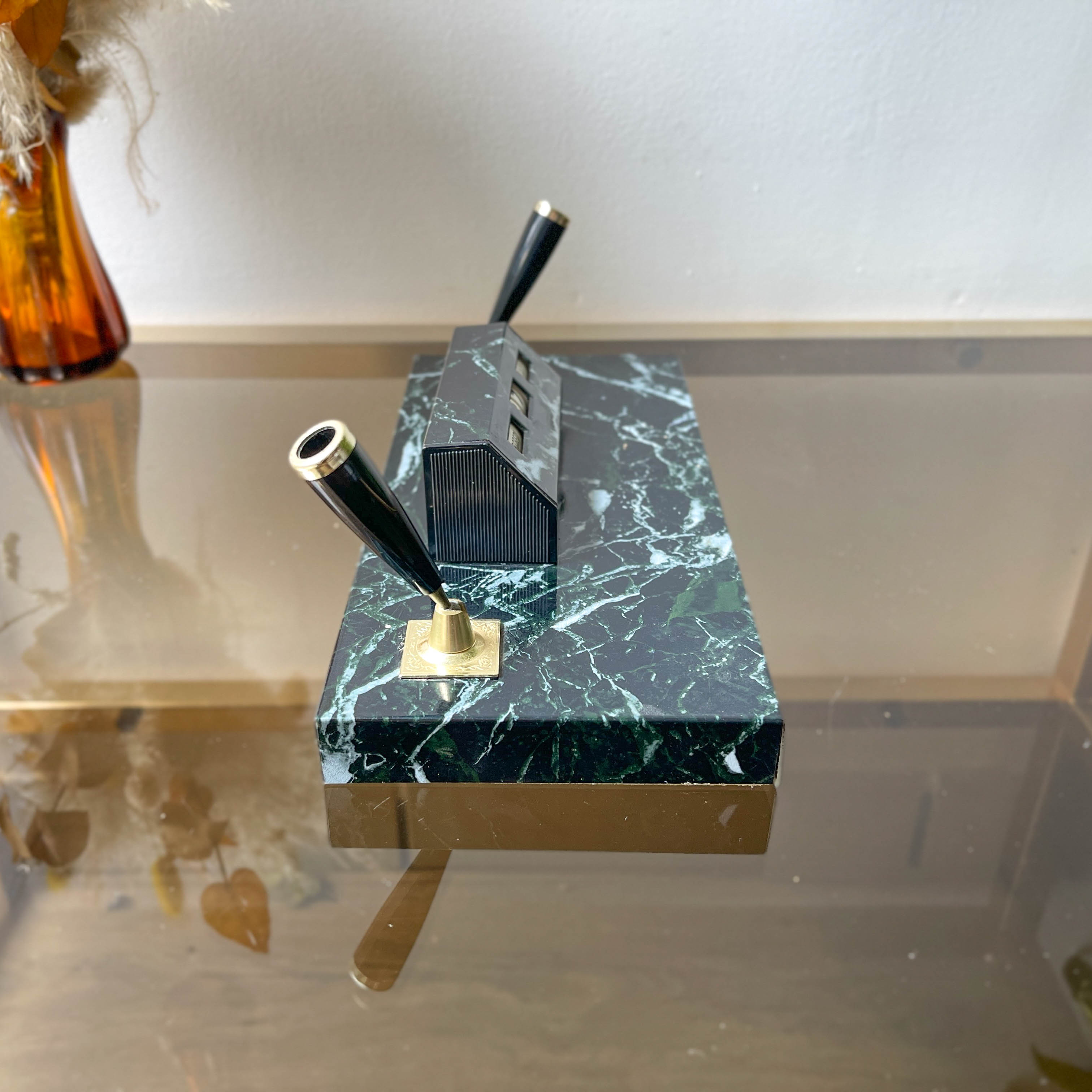 Perpetual calendar with vintage pen holder black gold marble effect