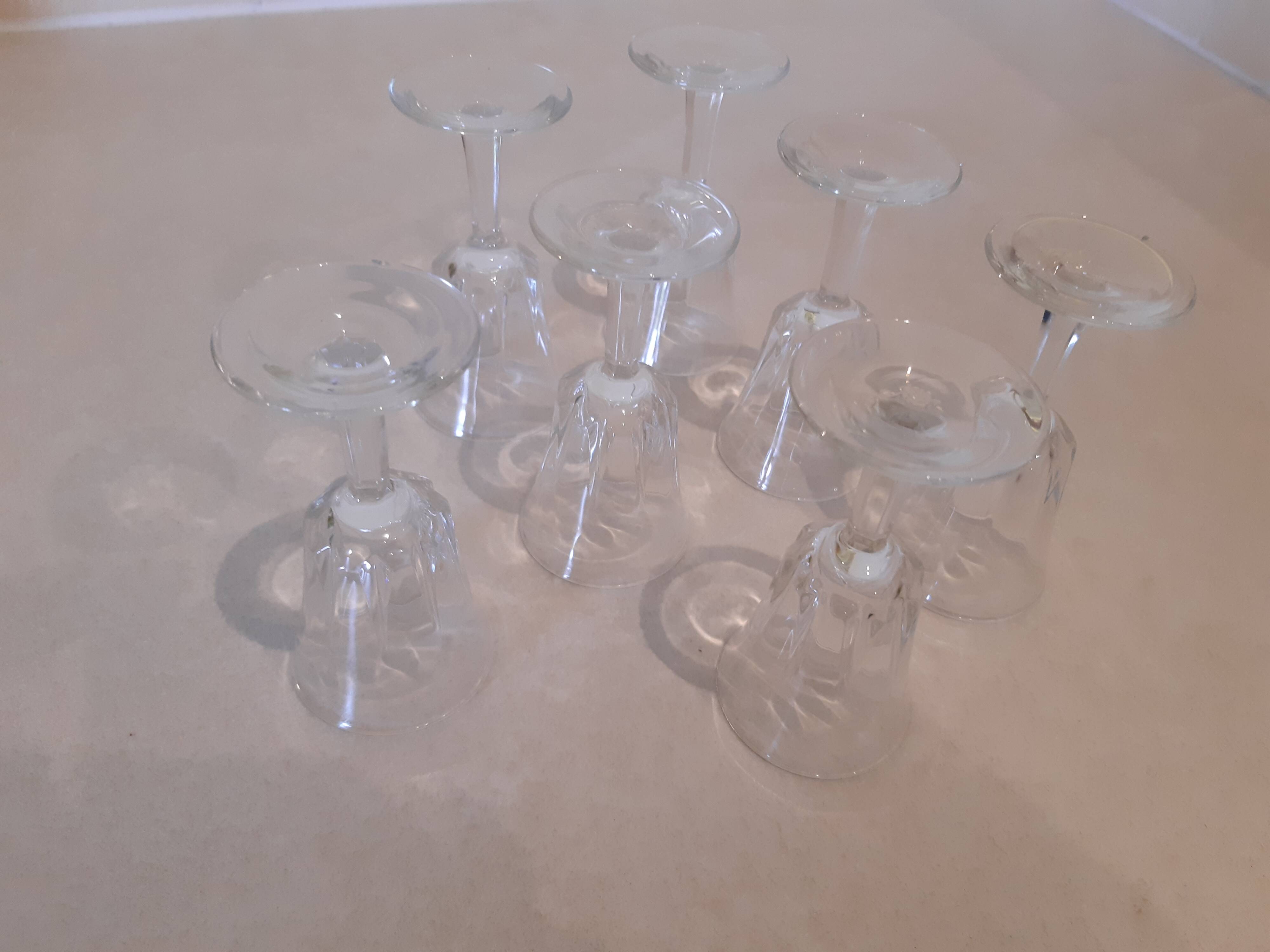 Lot de 7 petits verres à pied ciselés