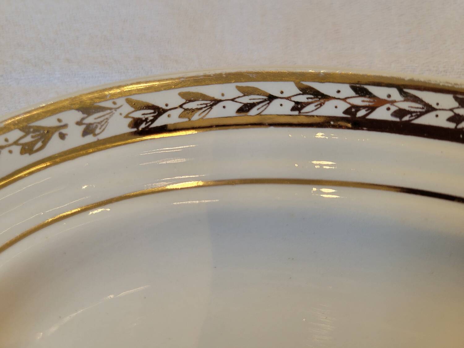 Table service in opaque porcelain with gold leaf.