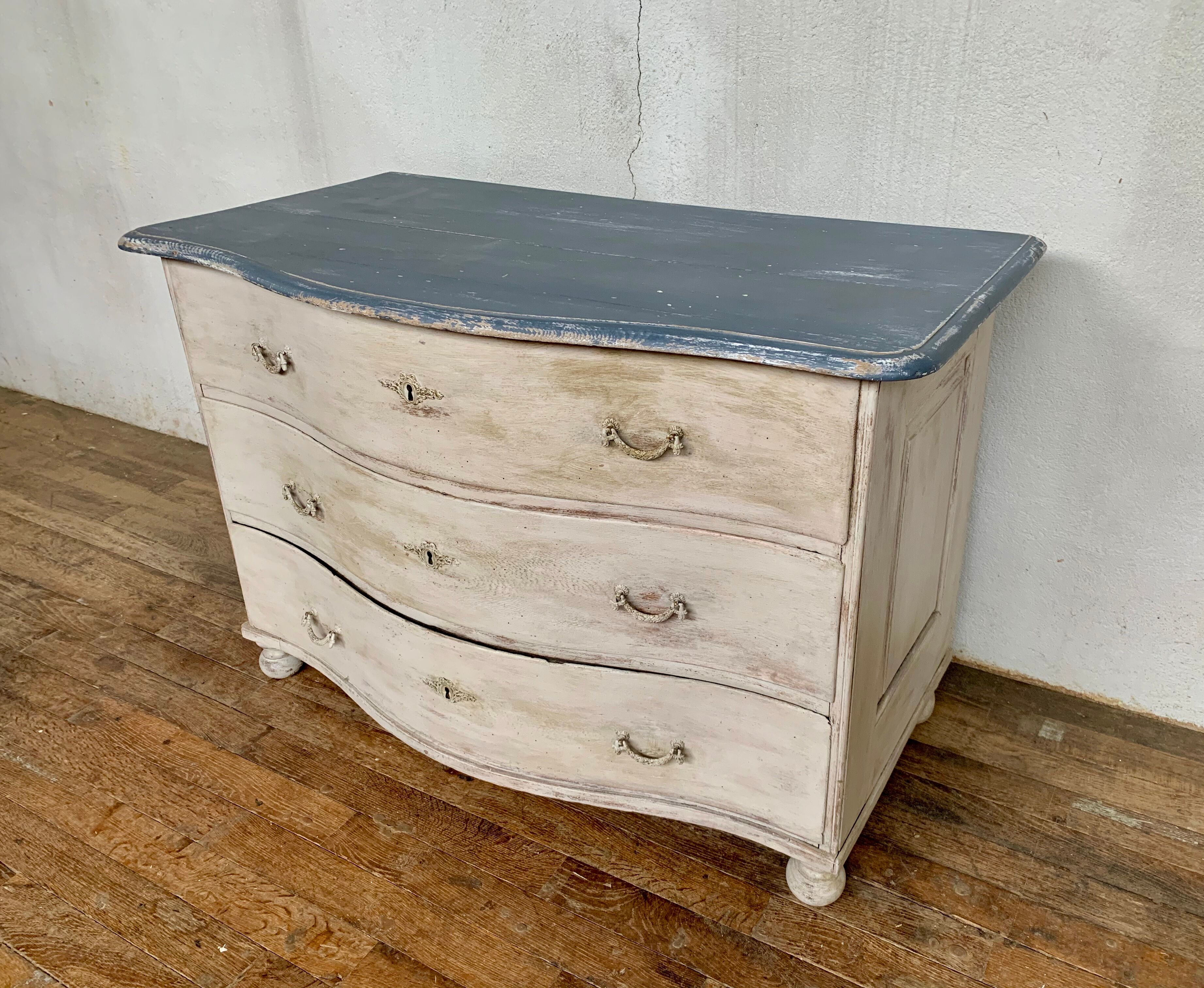 Curved chest of drawers in fine oak XVlllème