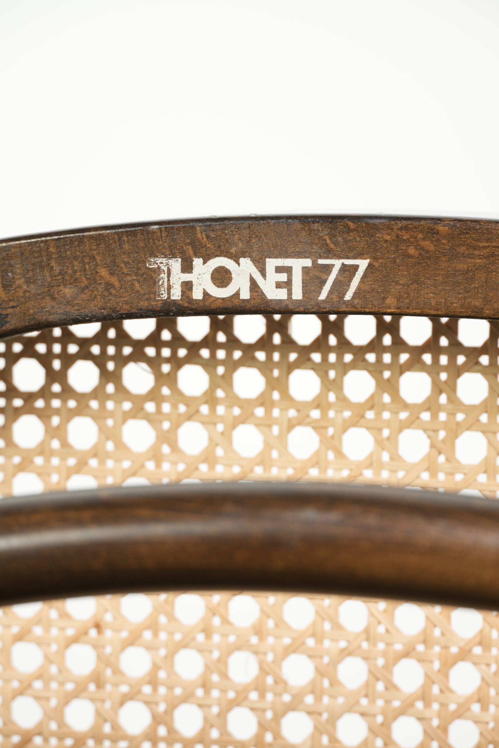 Ensemble de 2 chaises vintage originales design Thonet modèle Long John avec accoudoirs.