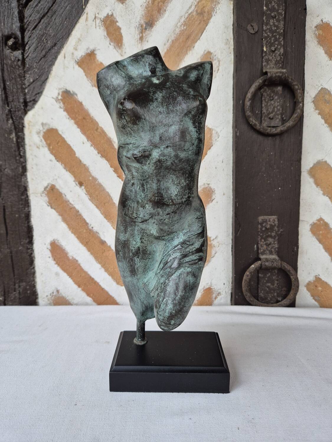 Sculpture statue female body