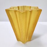 Vase Art Déco en verre jaune en forme d'étoile attribué à Pierre D'Avesn pour Daum