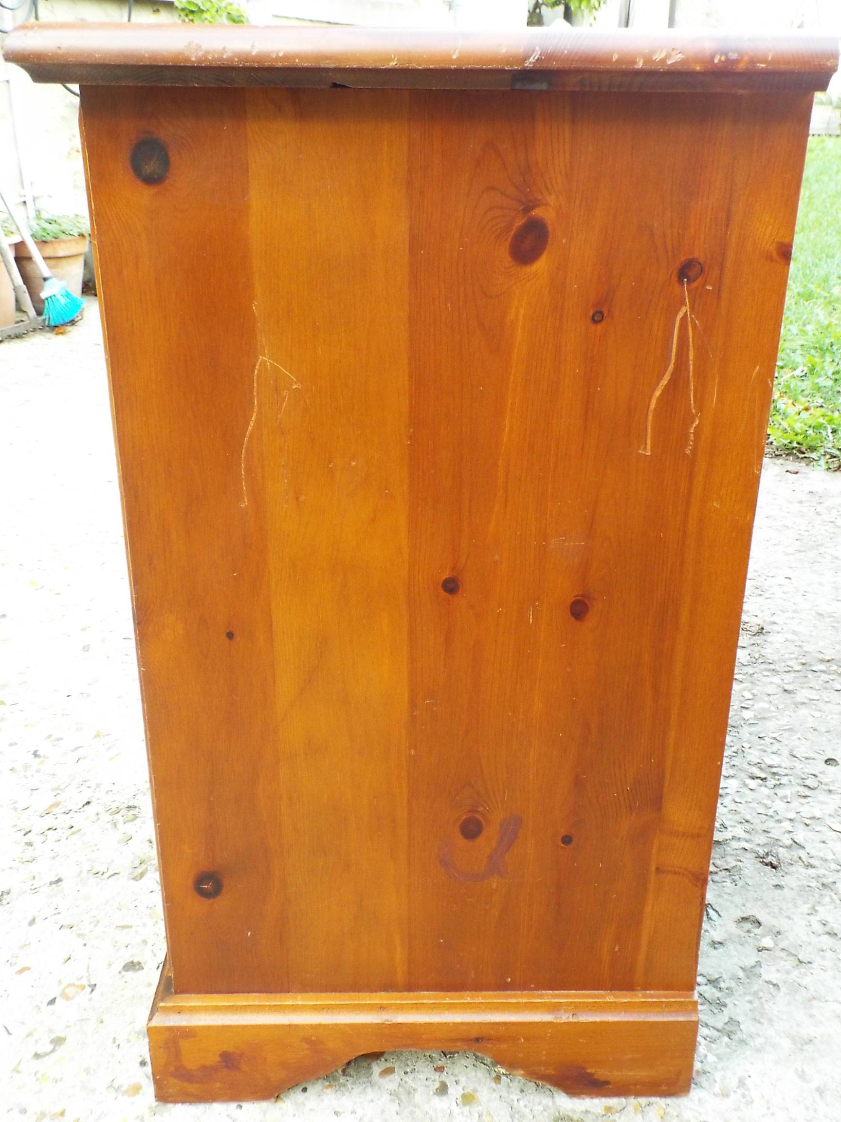 Pine chest of drawers