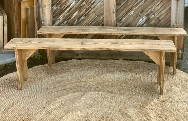 Paire de bancs de ferme anciens en bois massif brut