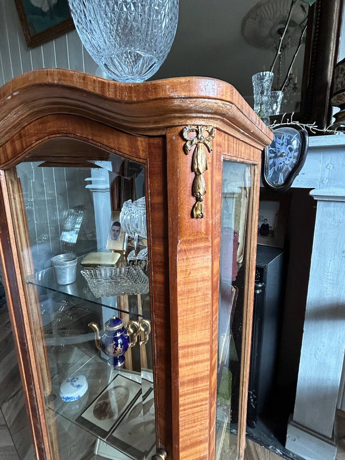 Petite vitrine Louis XVI en marqueterie