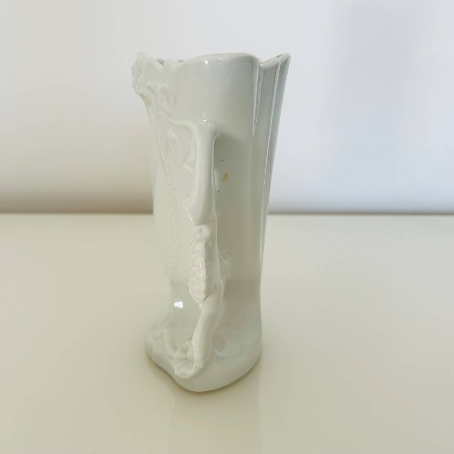 Bride's vase in porcelain