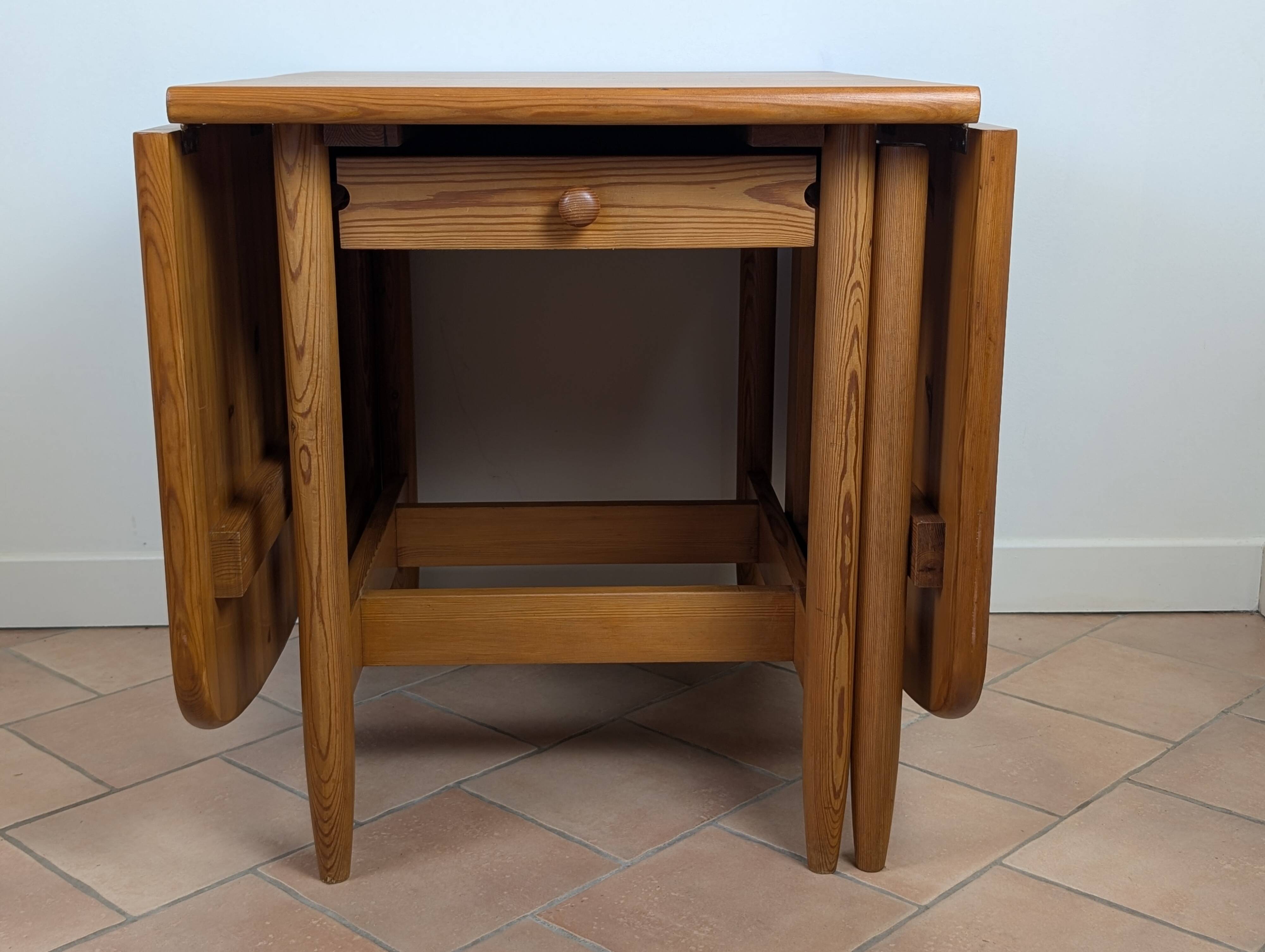 Table en pin massif Eero Aarnio