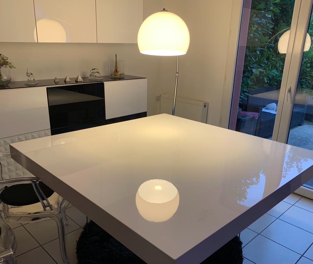 Lampadaire arc blanc et argenté en métal et marbre