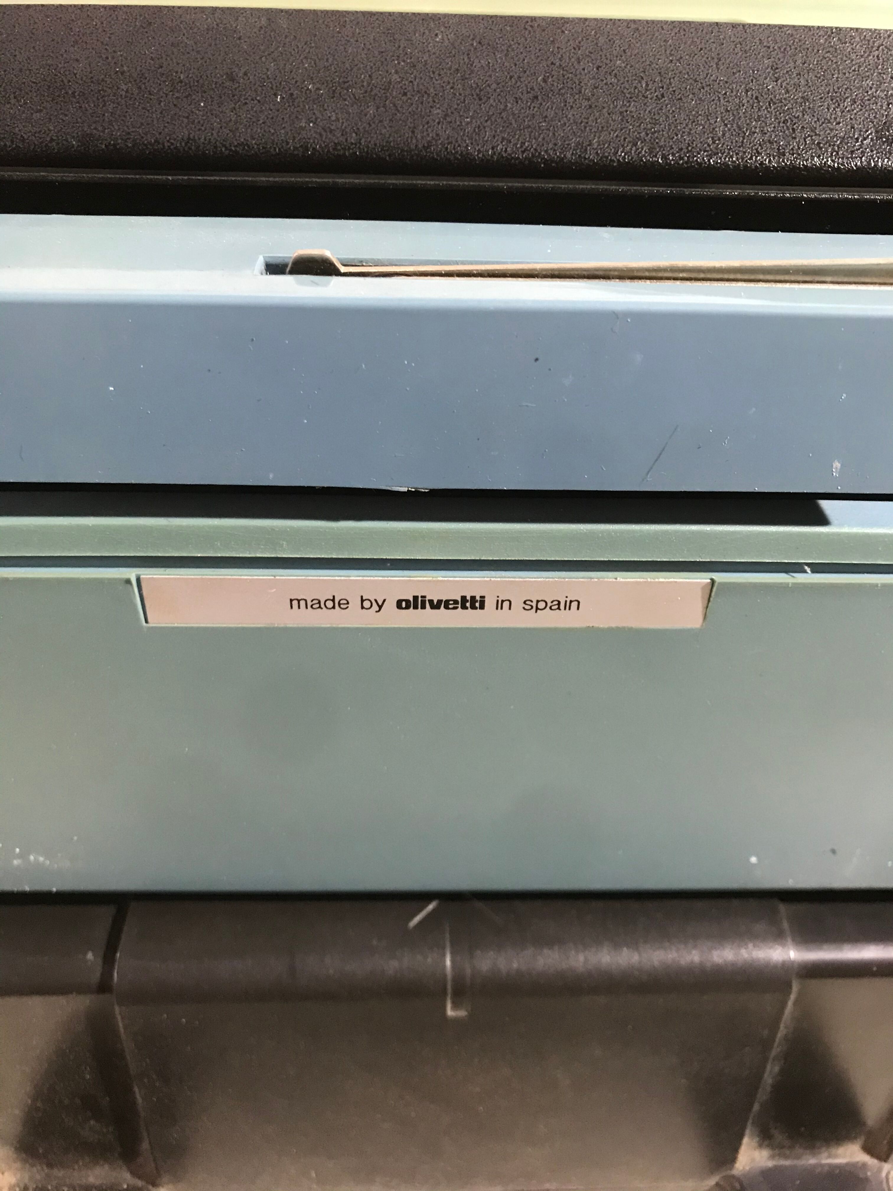 Former Olivetti studio 48 metal writing machine - vintage black malle