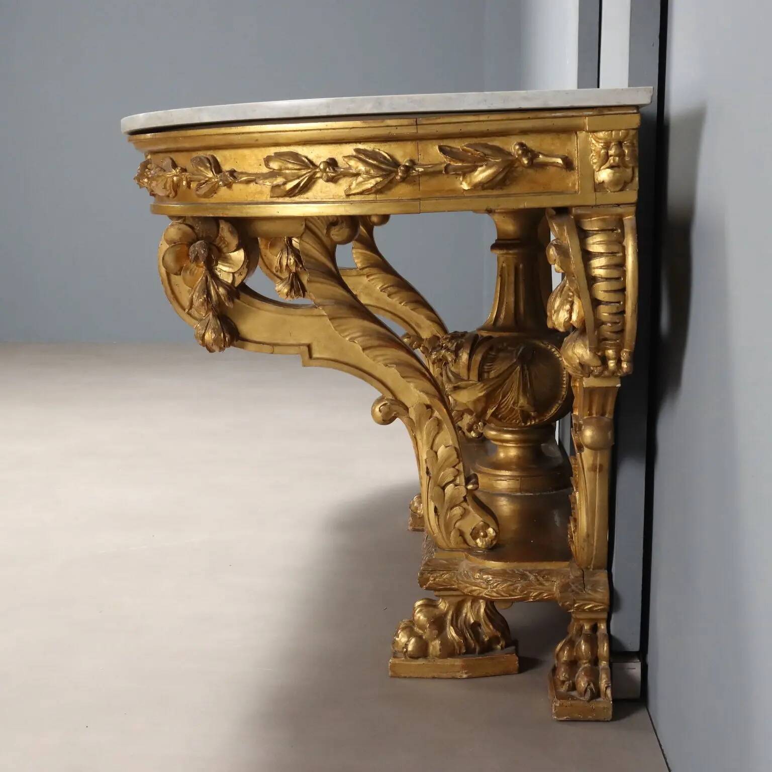 Console ancienne en bois sculpté avec décorations, Italie, XIXe siècle