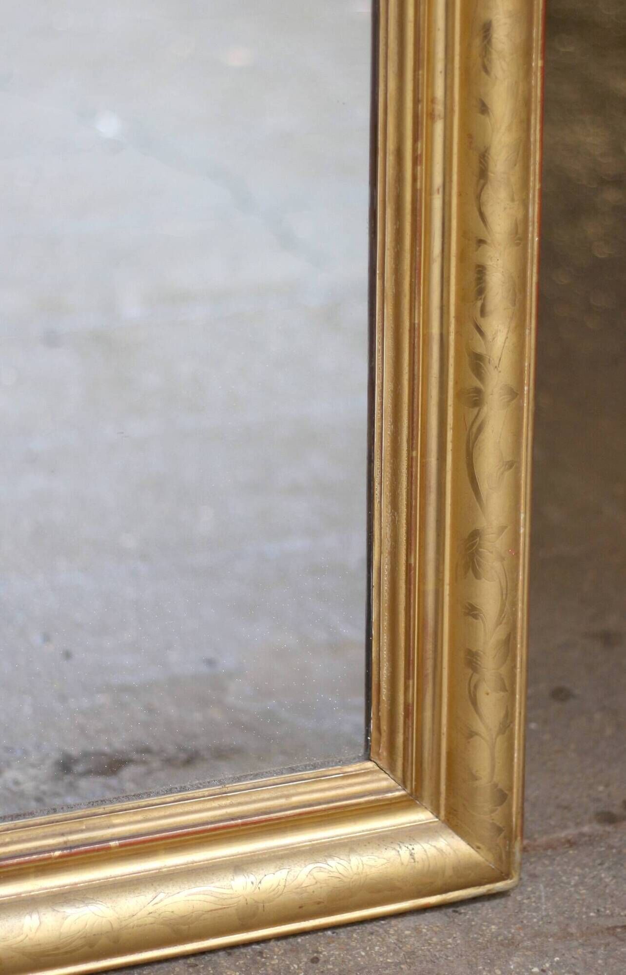 Beau miroir ancien de chéminée. Dorure à la feuille d'or. 107 x 82 cm.