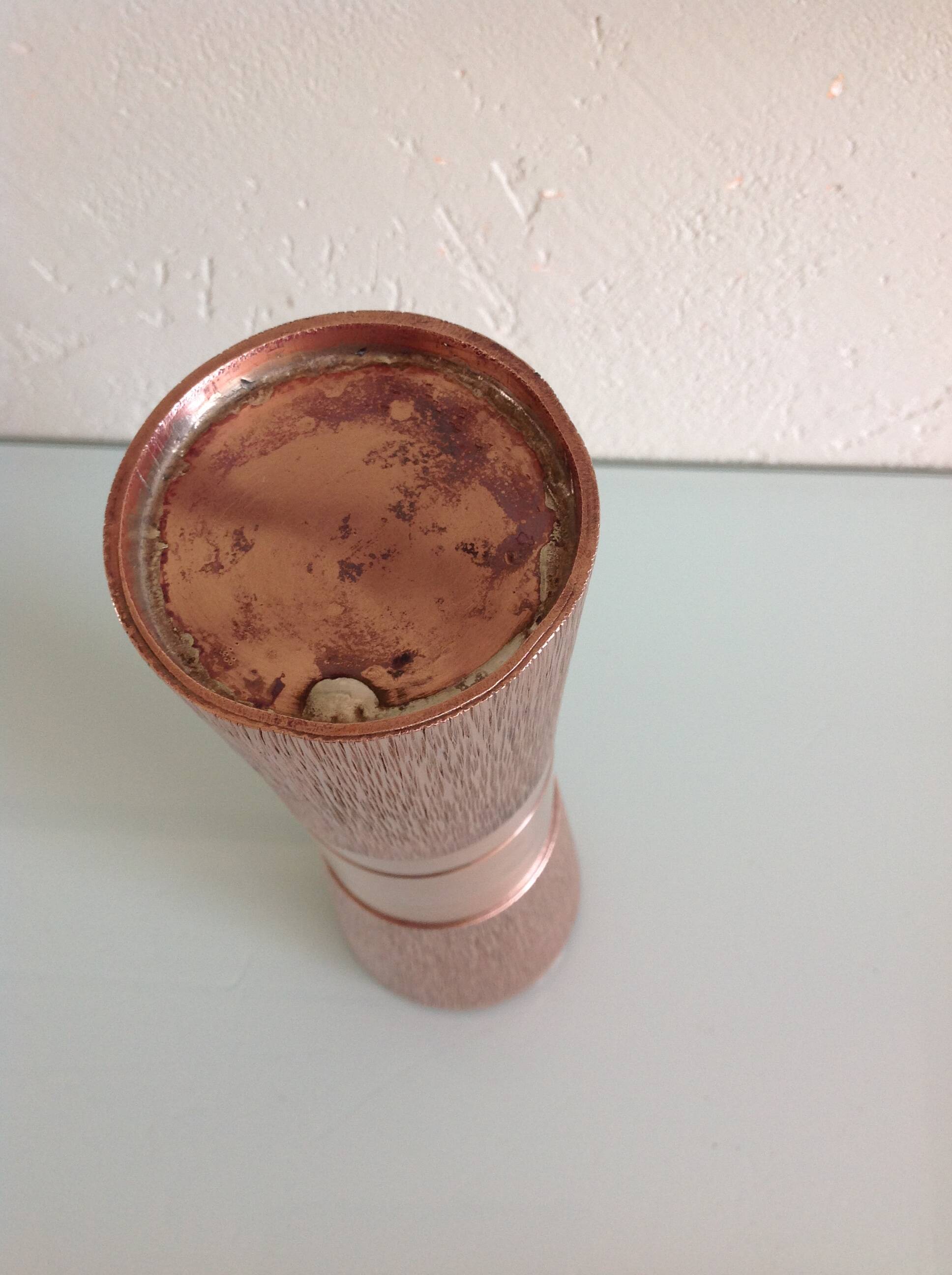 Diabolo vase in structured red copper / vintage 60s-70s