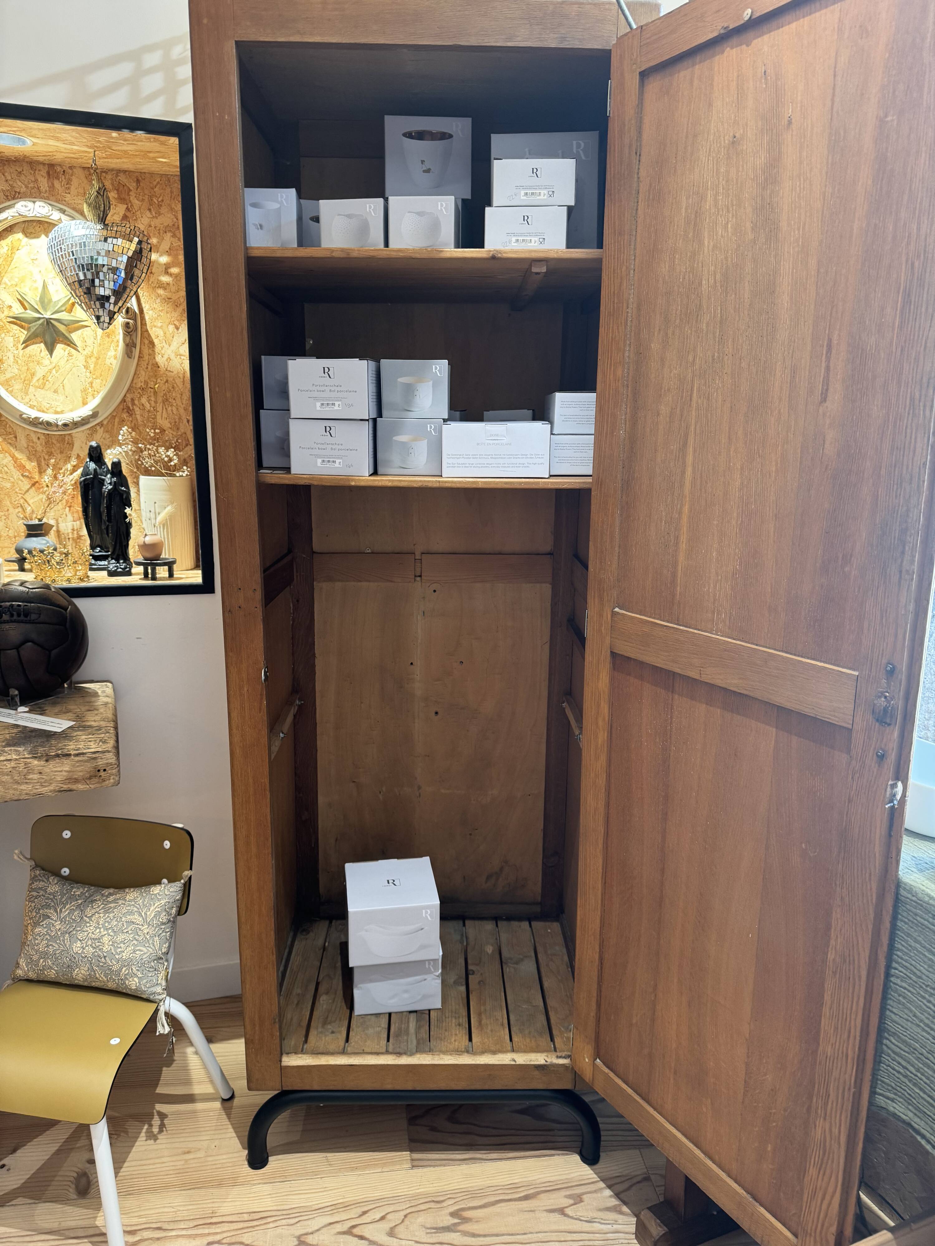 Wooden locker with tubular base