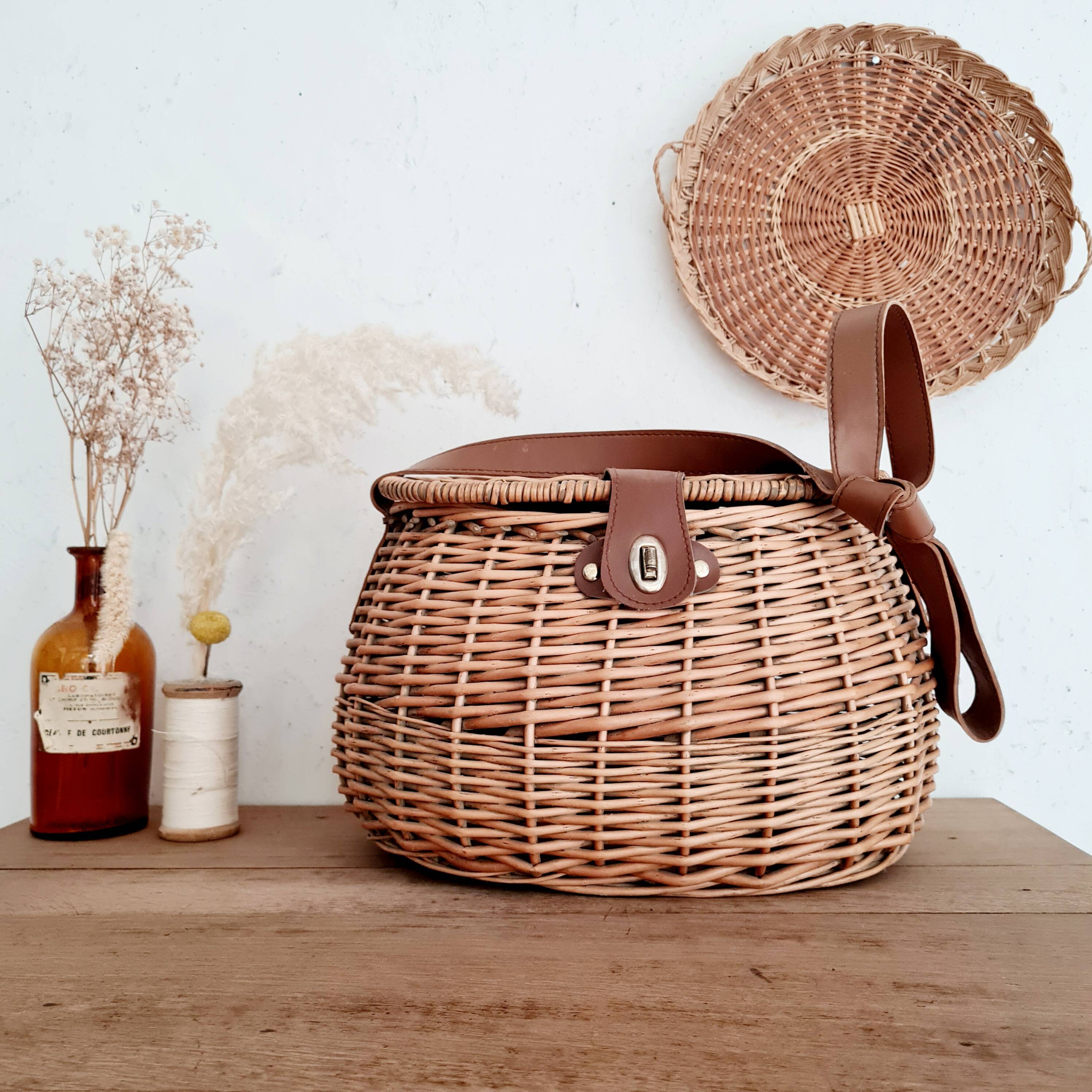 Rattan fisherman's basket or bag