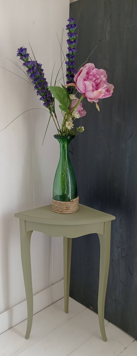 Corner pedestal table