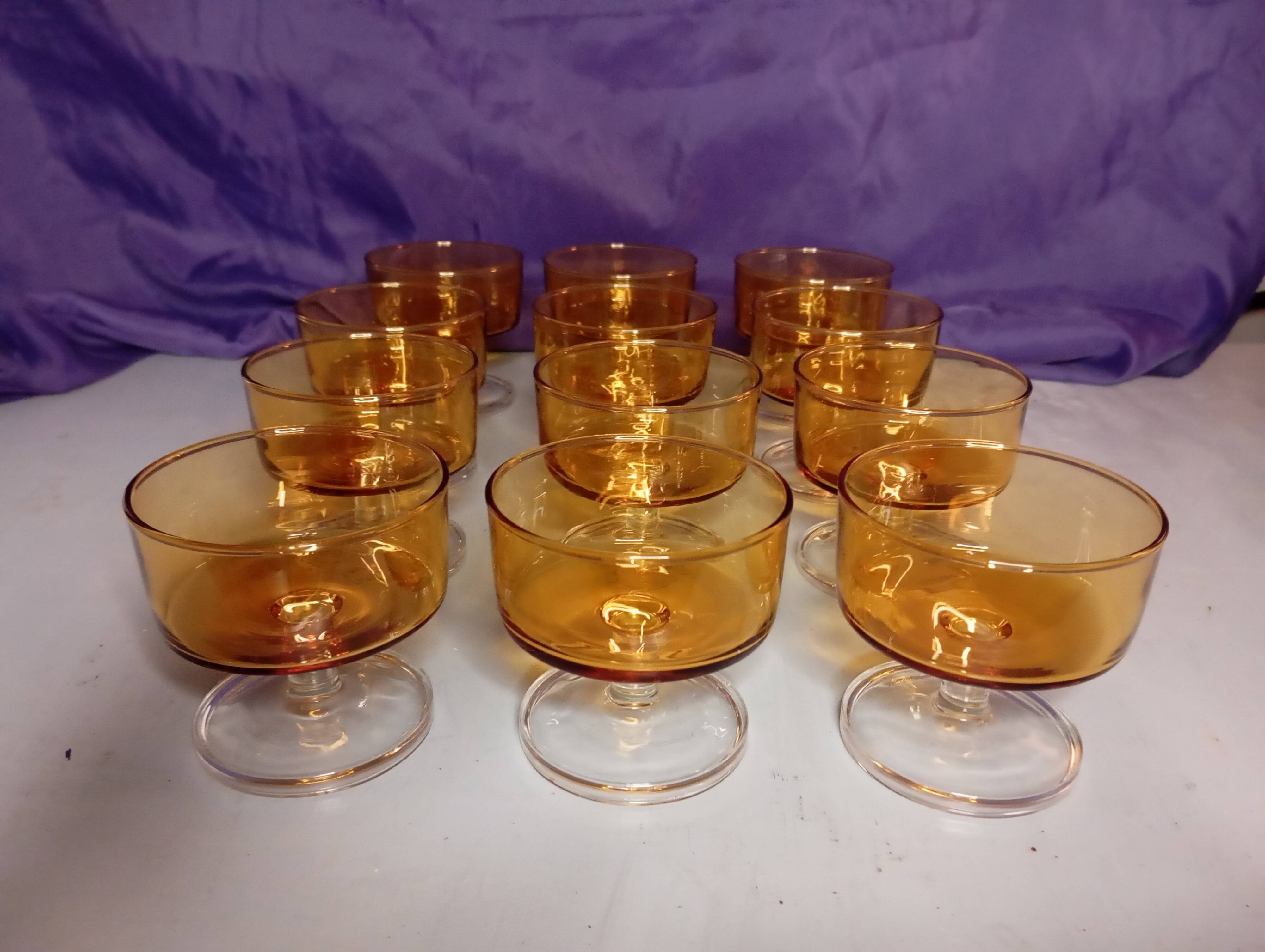 Serie de 12 coupes en verre vintage