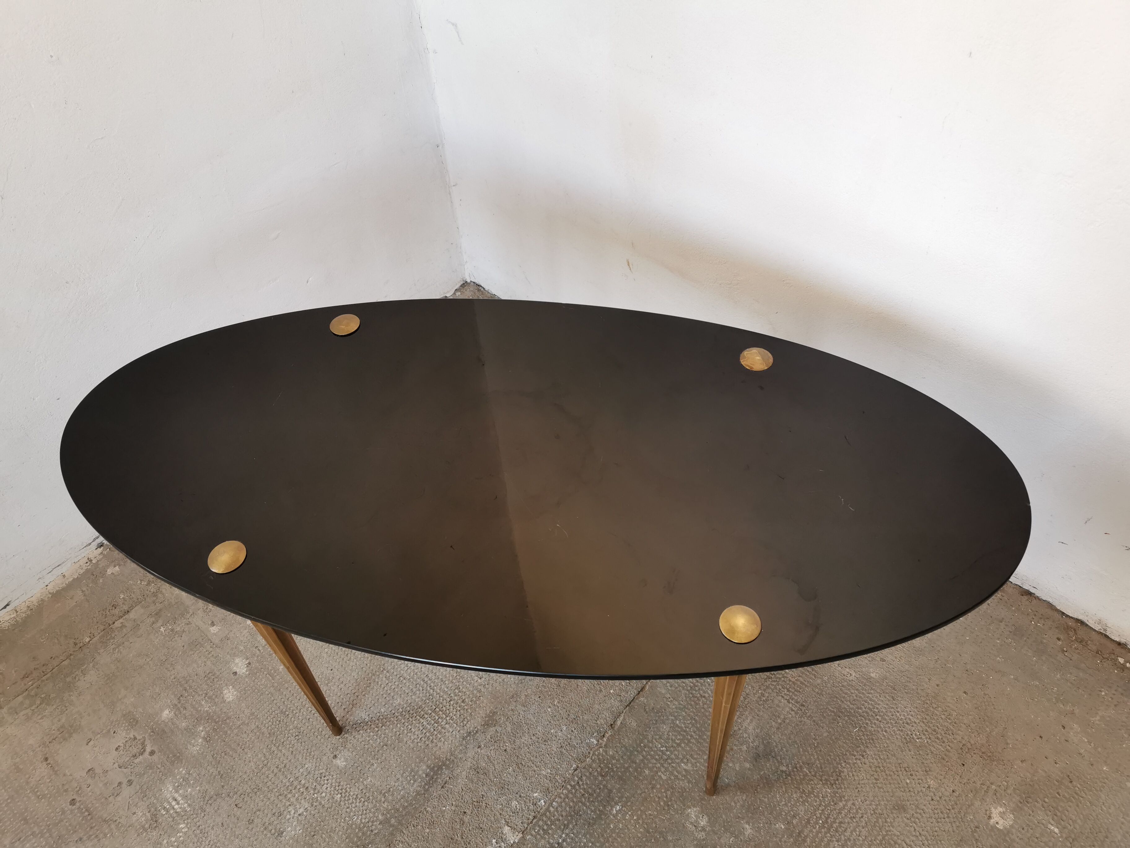 Oval coffee table in black opaline