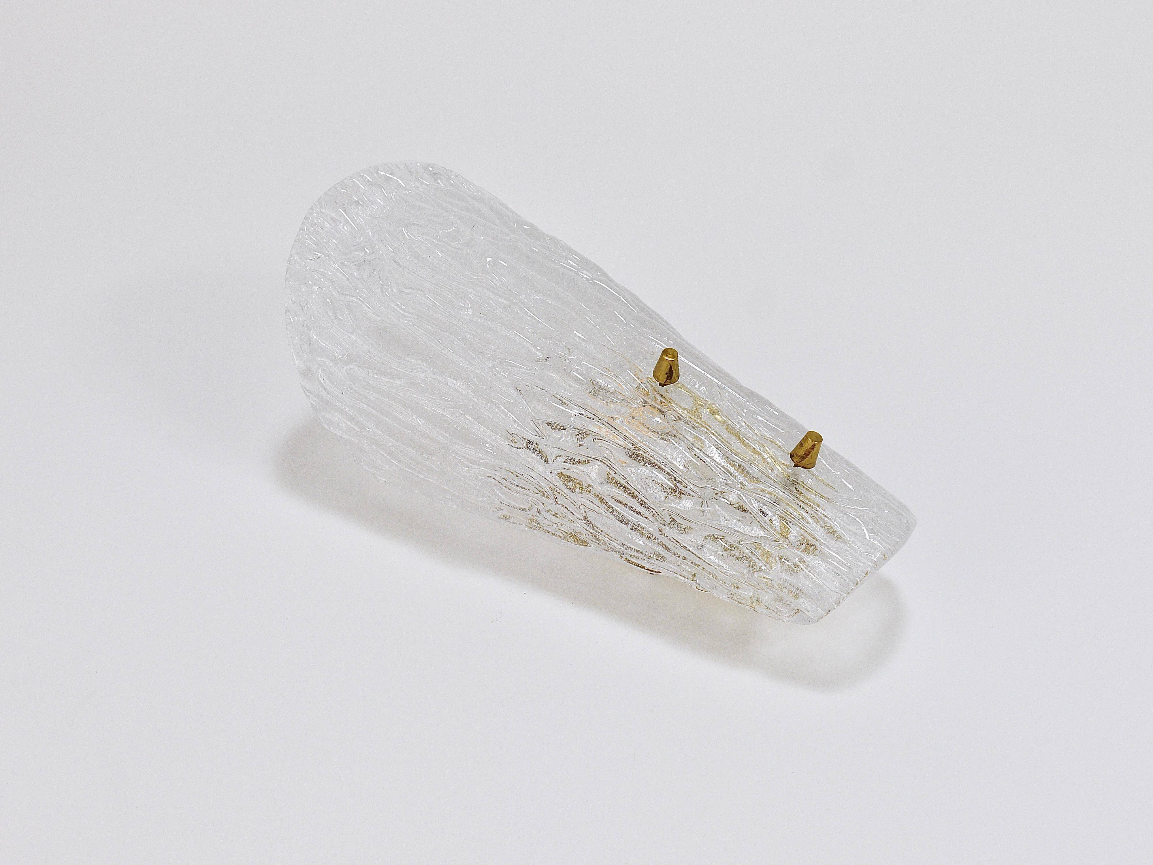 A mid-century Kalmar wall lamp in brass and textured glass, Austria, 1950s.