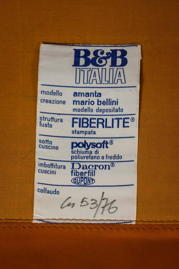 Mario Bellini, pour B&B  Fauteuil chauffeuse Amanta en cuir. Vers 1970