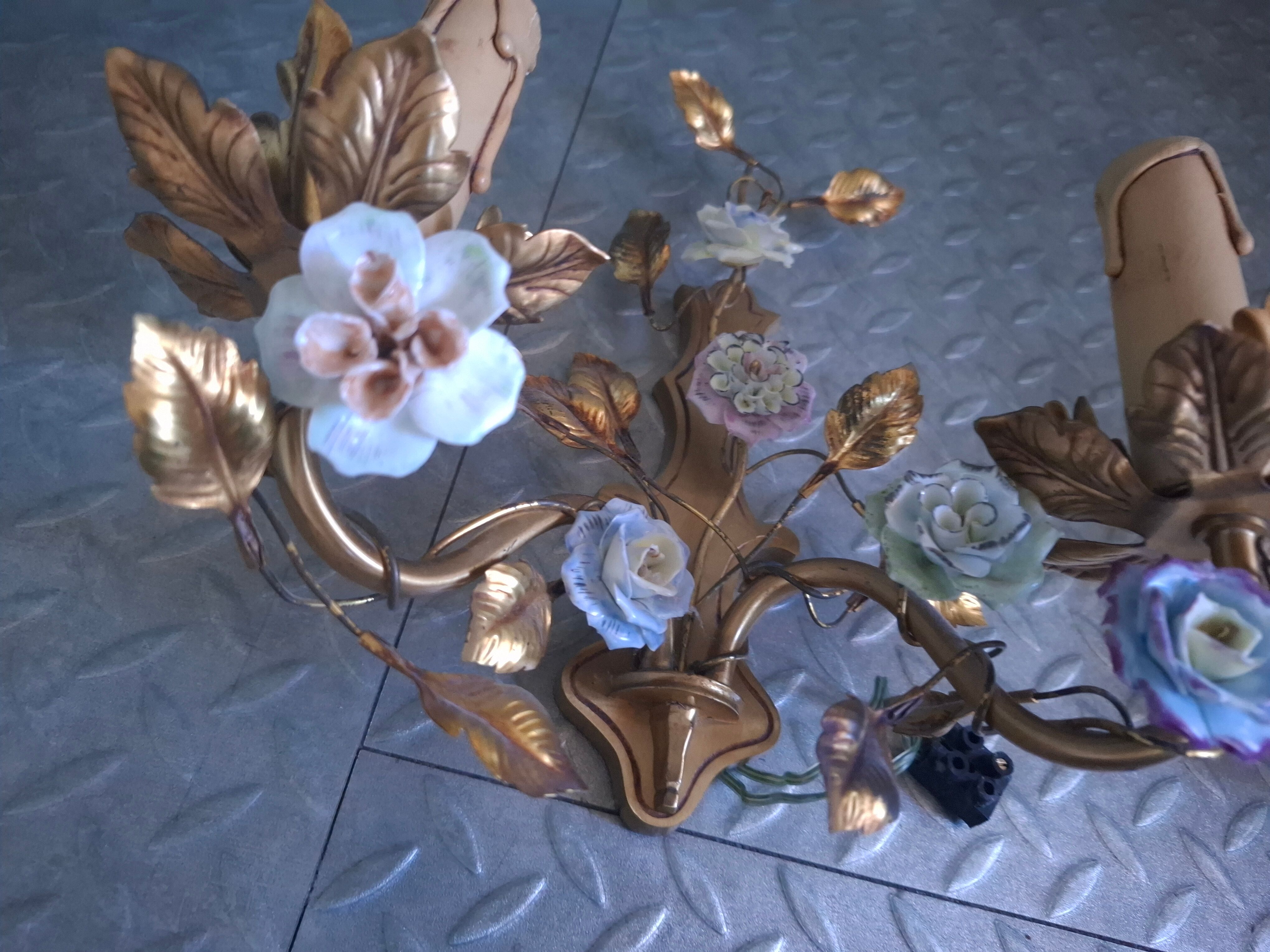 Paire d'appliques bronze doré, fleurs ceramique