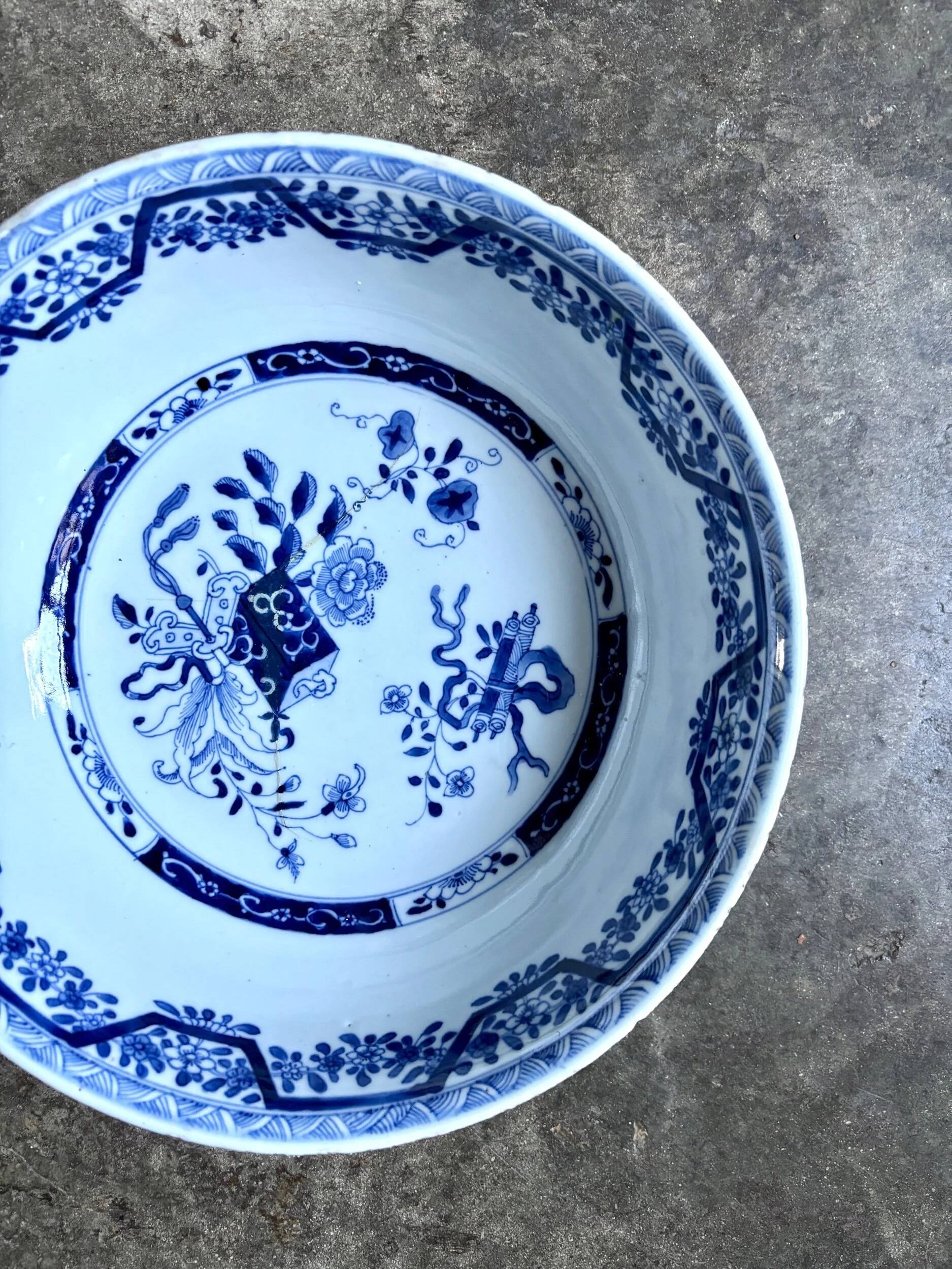 Blue porcelain East India Company salad bowl