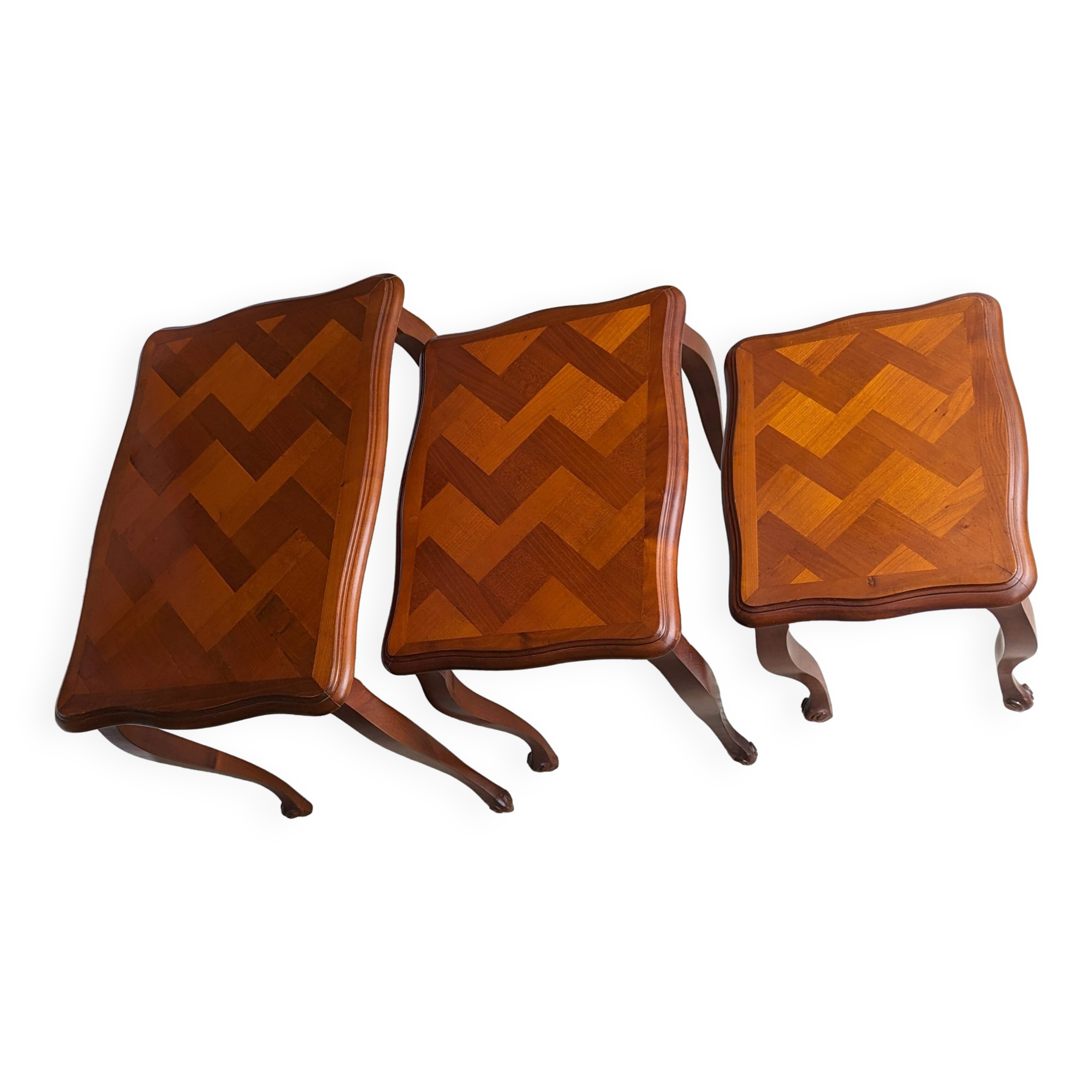 Lot de 3 tables gigognes - style Louis XV - merisier - décor marqueterie motif parquet (parqueterie)