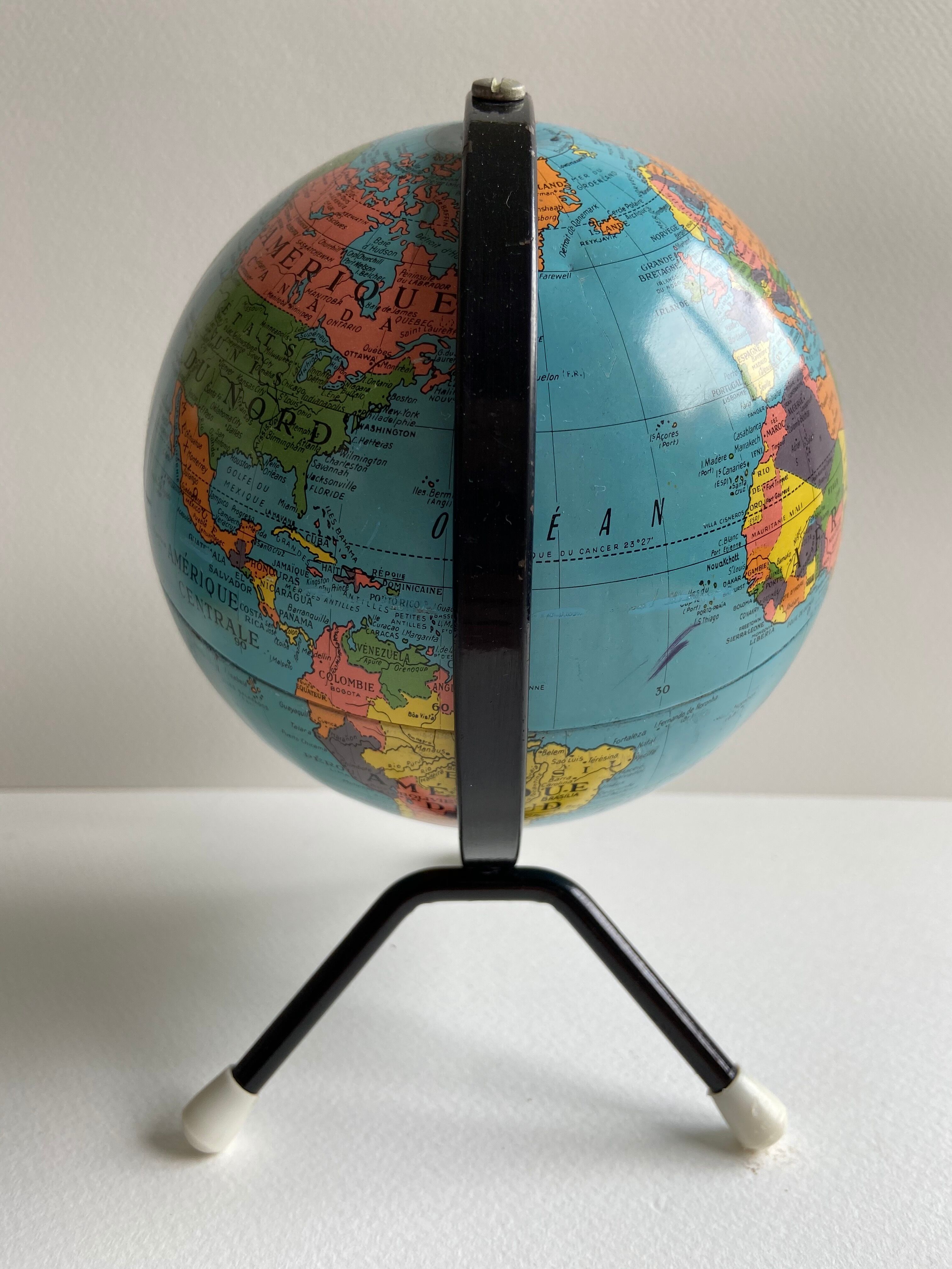 Mappemonde en métal