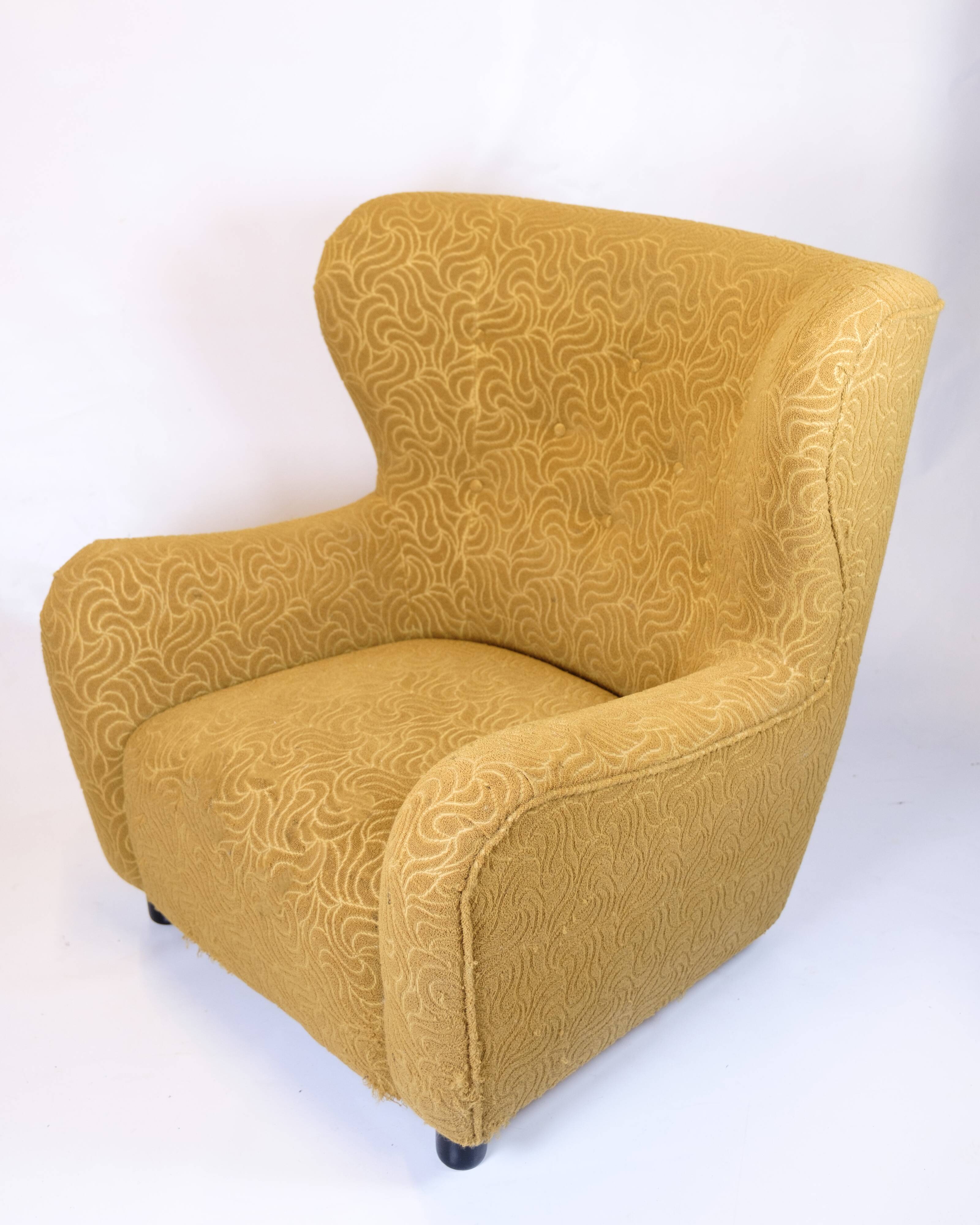 Armchair with ottoman - Over-upholstered - Patterned yellow fabric - Black legs - Danish design - 1940s style