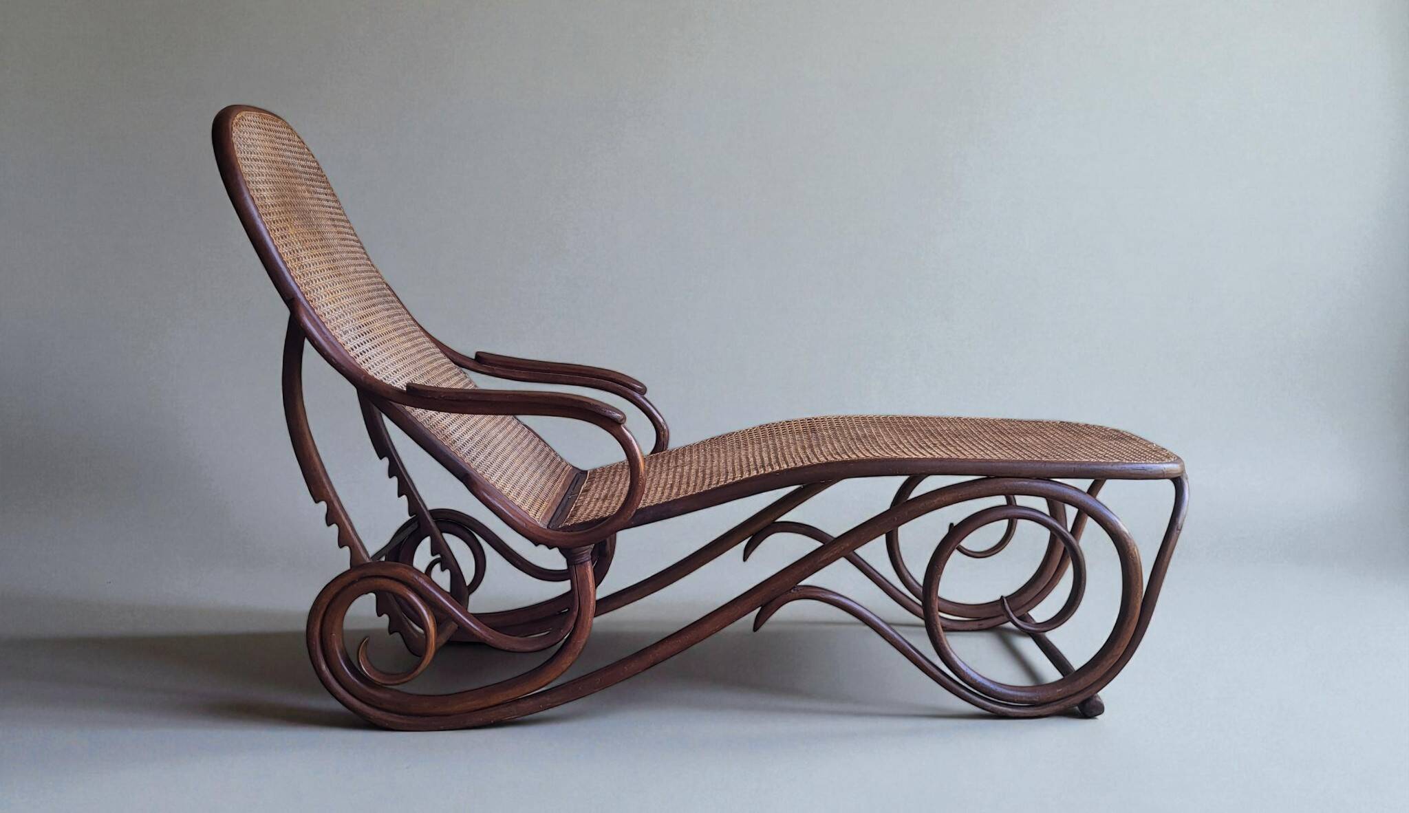 Thonet chaise longue No. 2 (No. 9702) 1900s