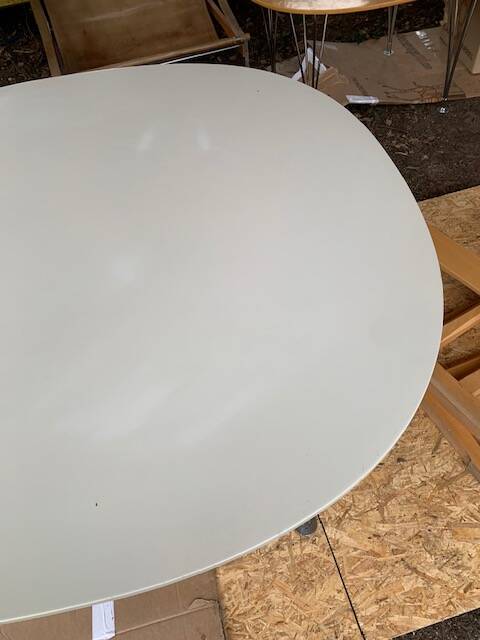 table supercircle de Piet Hein et Bruno Mathsson