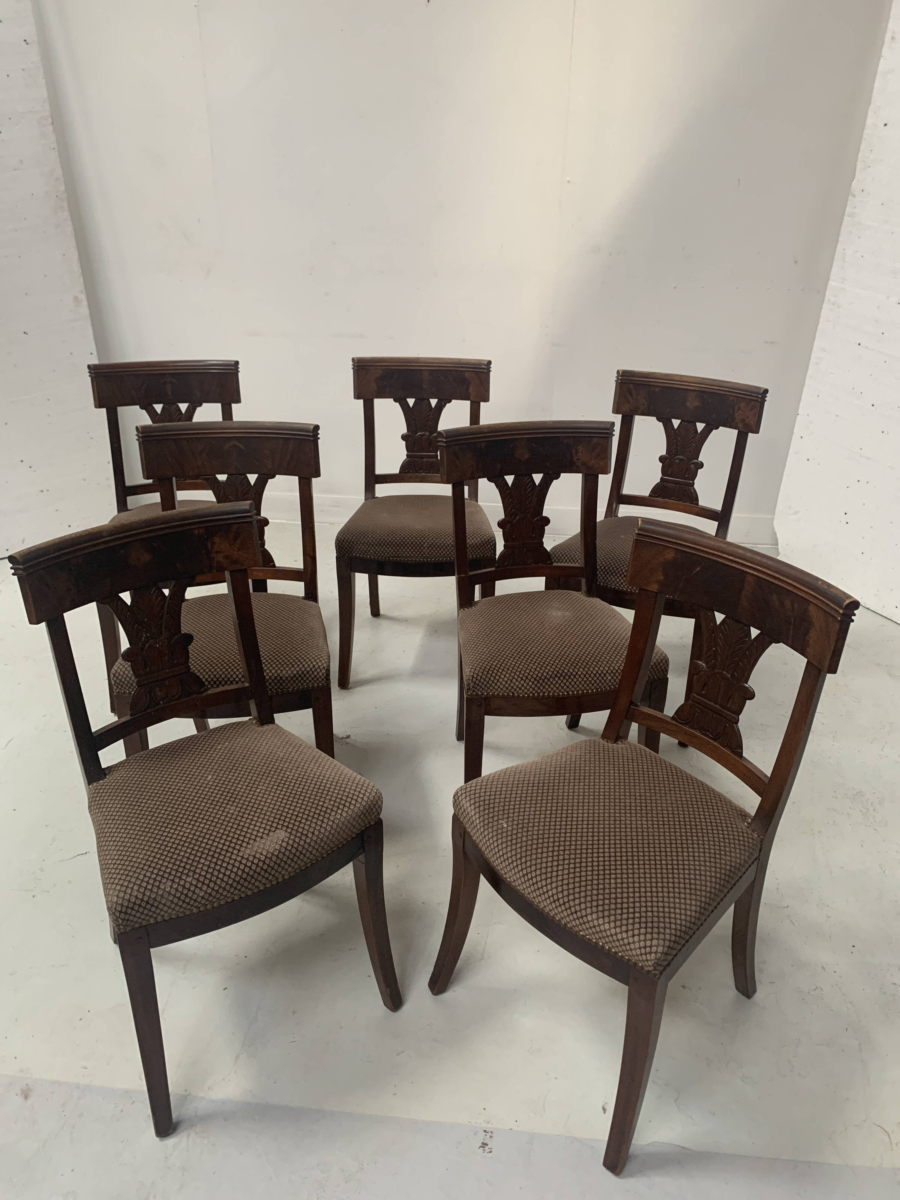 Suite de sept chaises en acajou massif XIX siècle
