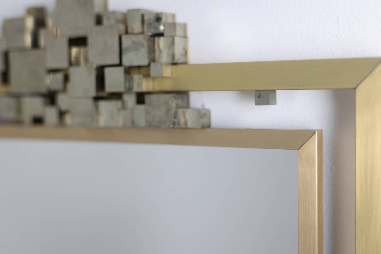 “Boizot” model mirror in brass, varnished finish. Contemporary.