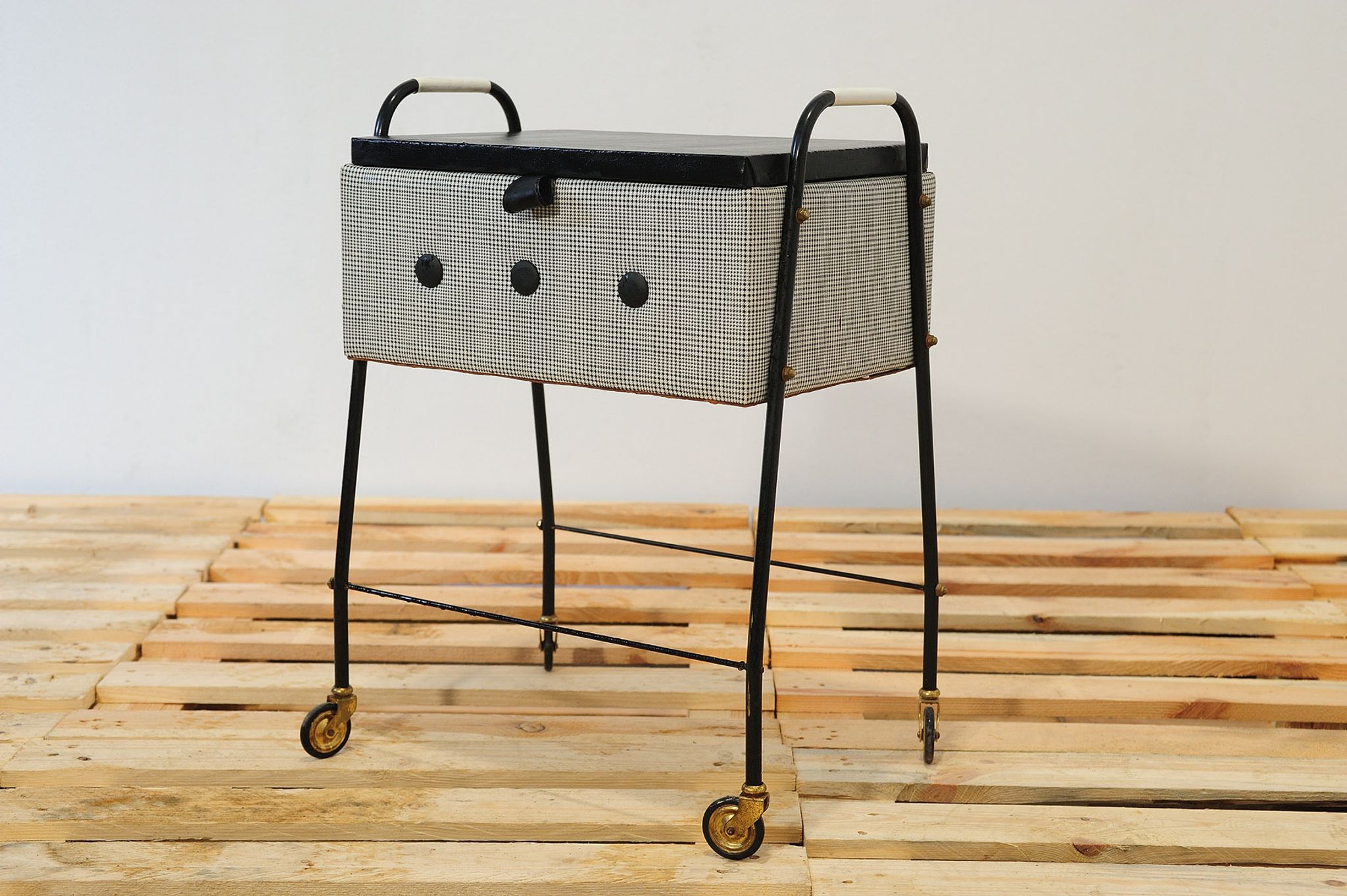 Table de couture allemand sur roulettes des années 1970