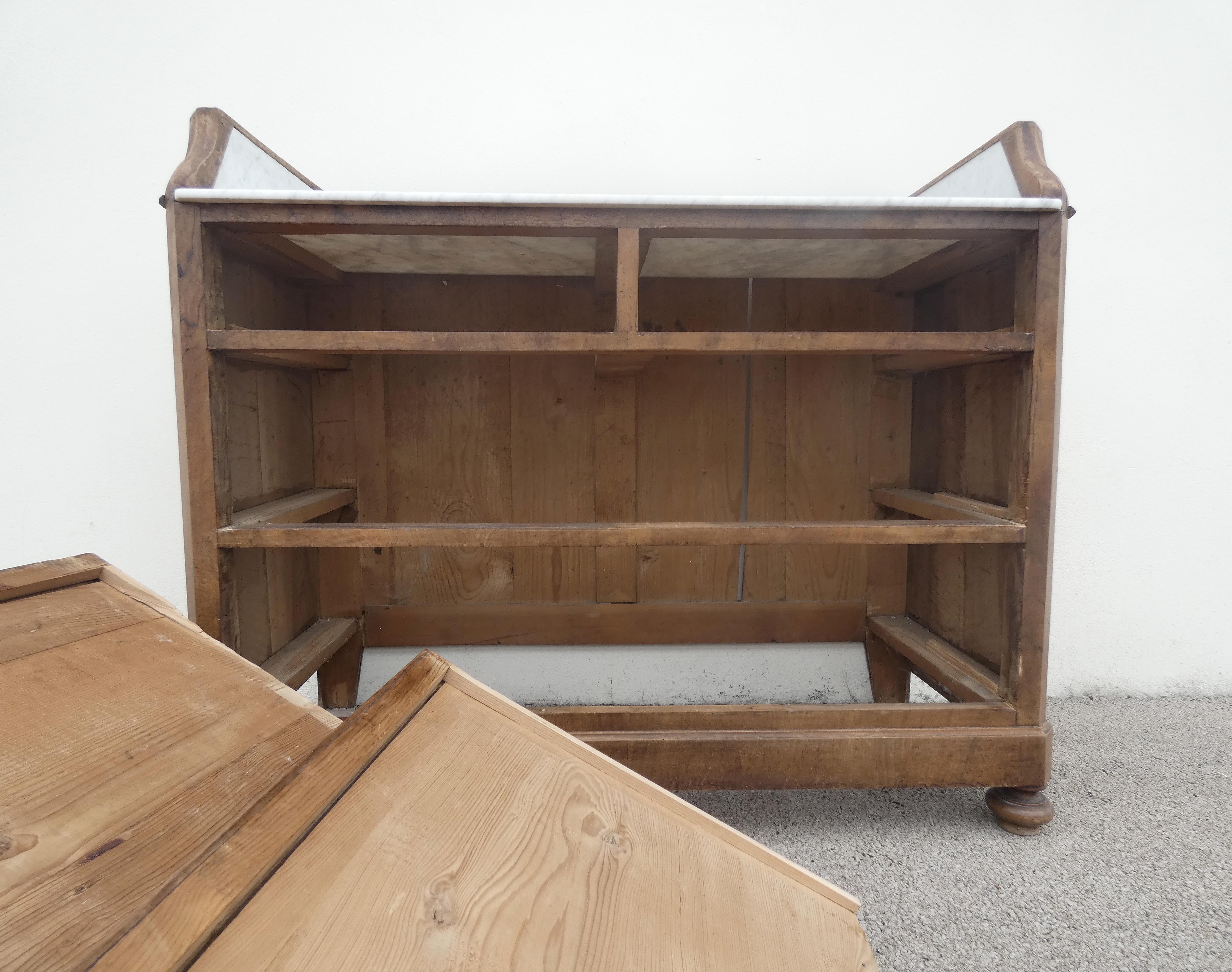 Ancienne commode en bois et marbre