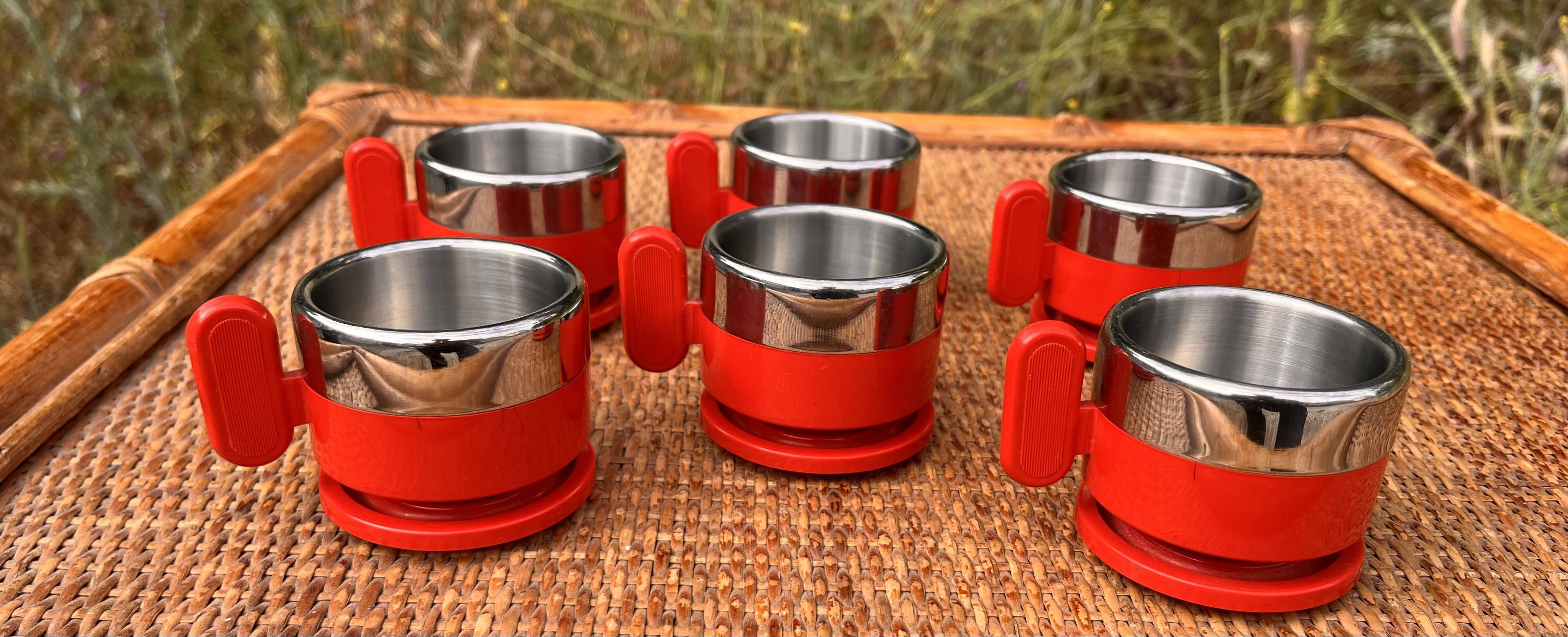 6 red cups and saucers from the Italian brand 'Morinos'.