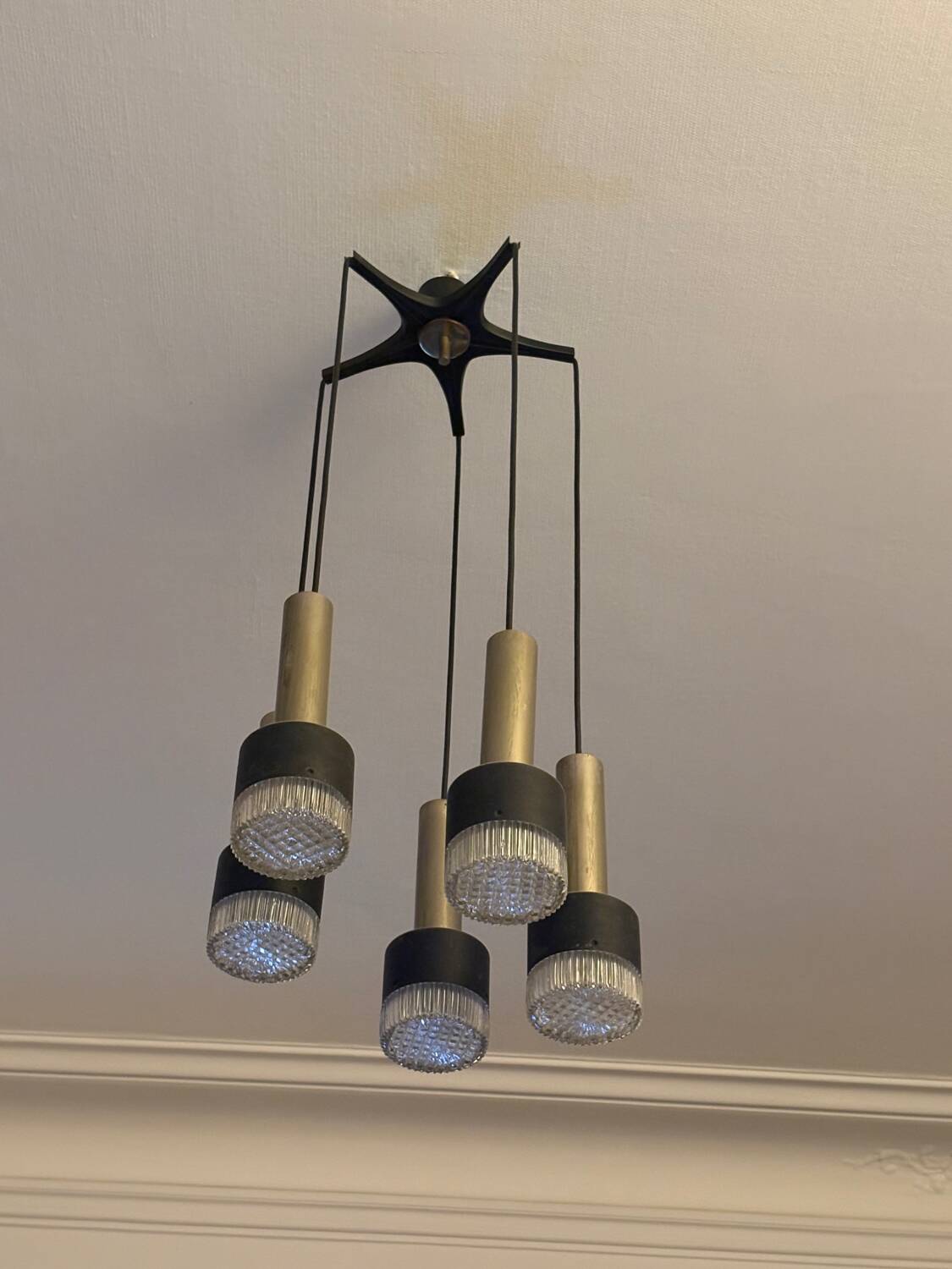 Vintage cascading chandelier from the 60s-70s in black metal and brass