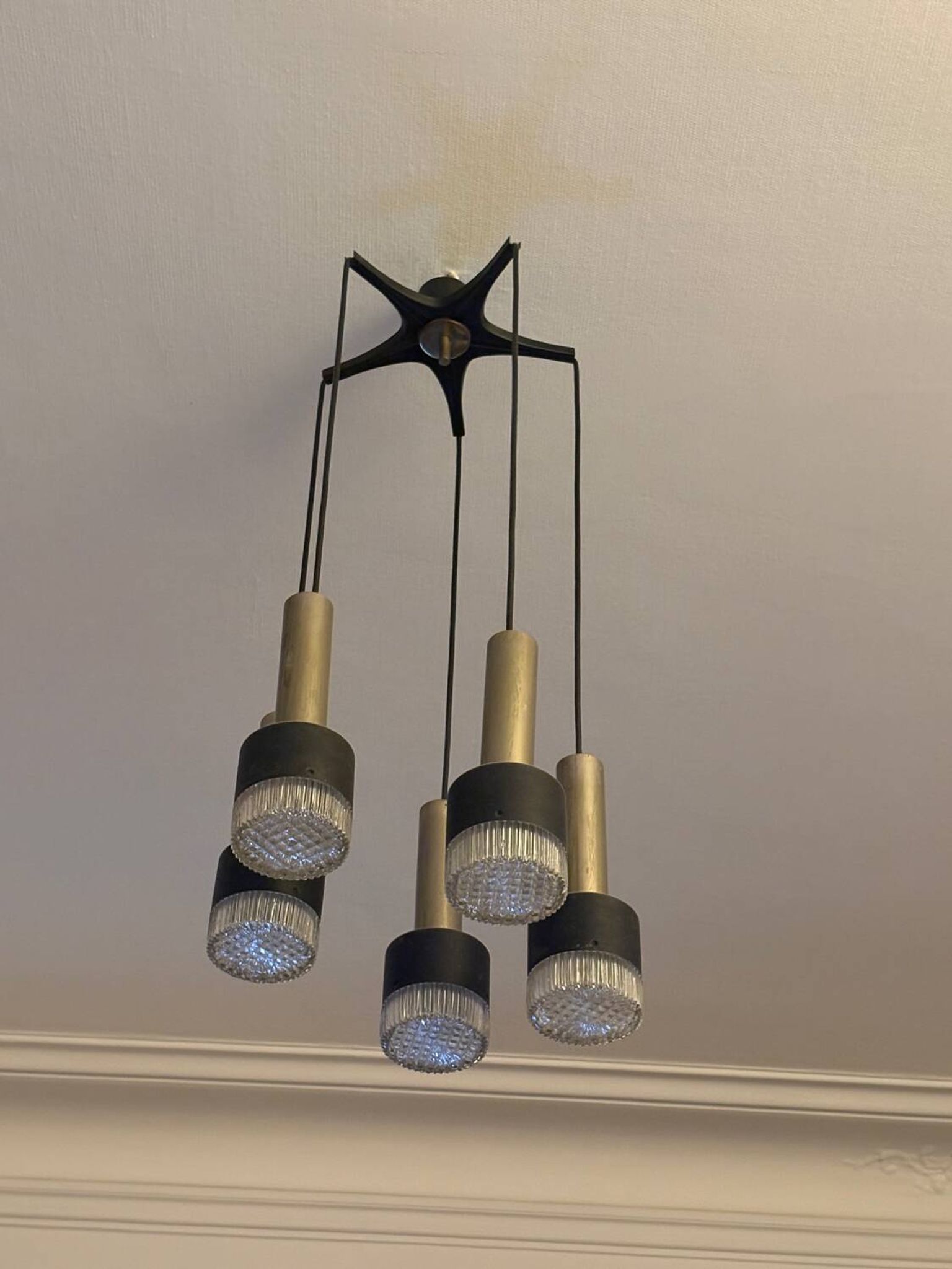 Vintage cascading chandelier from the 60s-70s in black metal and brass