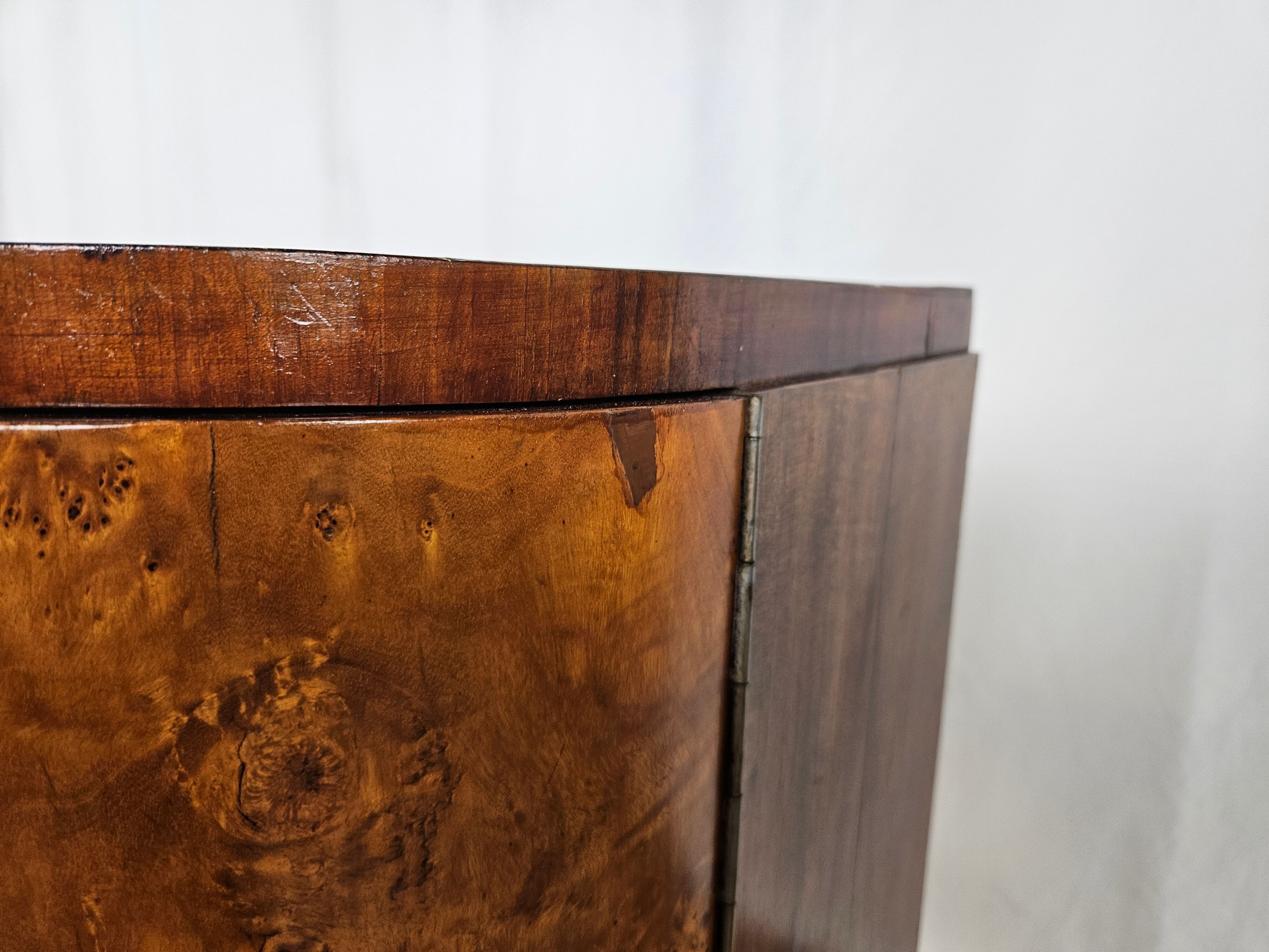 Pair of Art Decò bedside tables in walnut and thuja