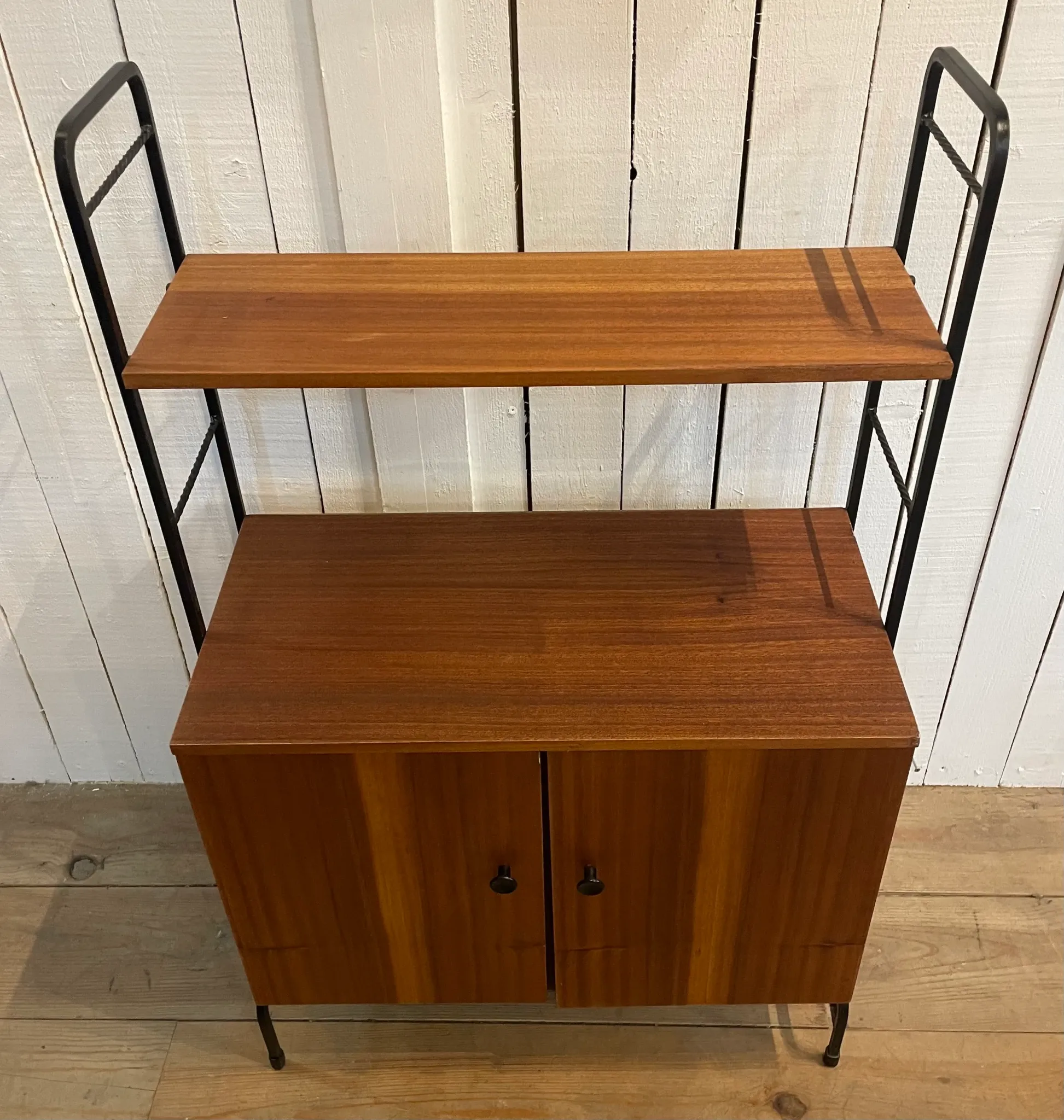 Small piece of furniture on legs