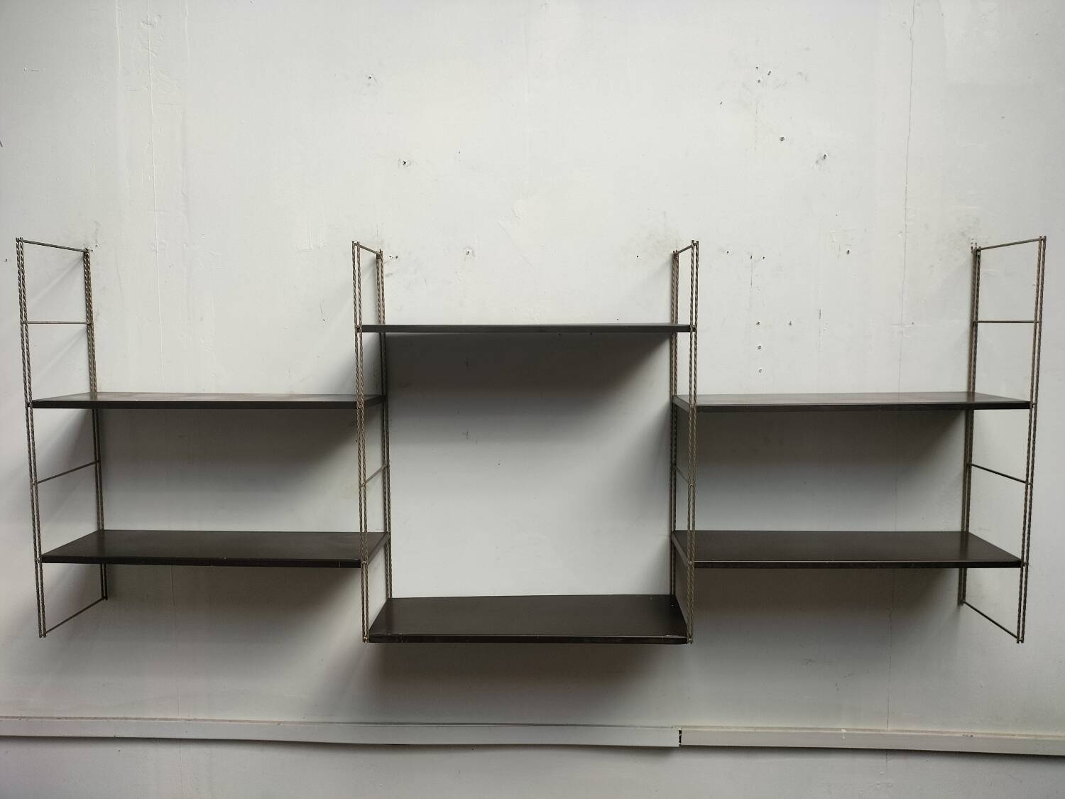 Metal string shelf