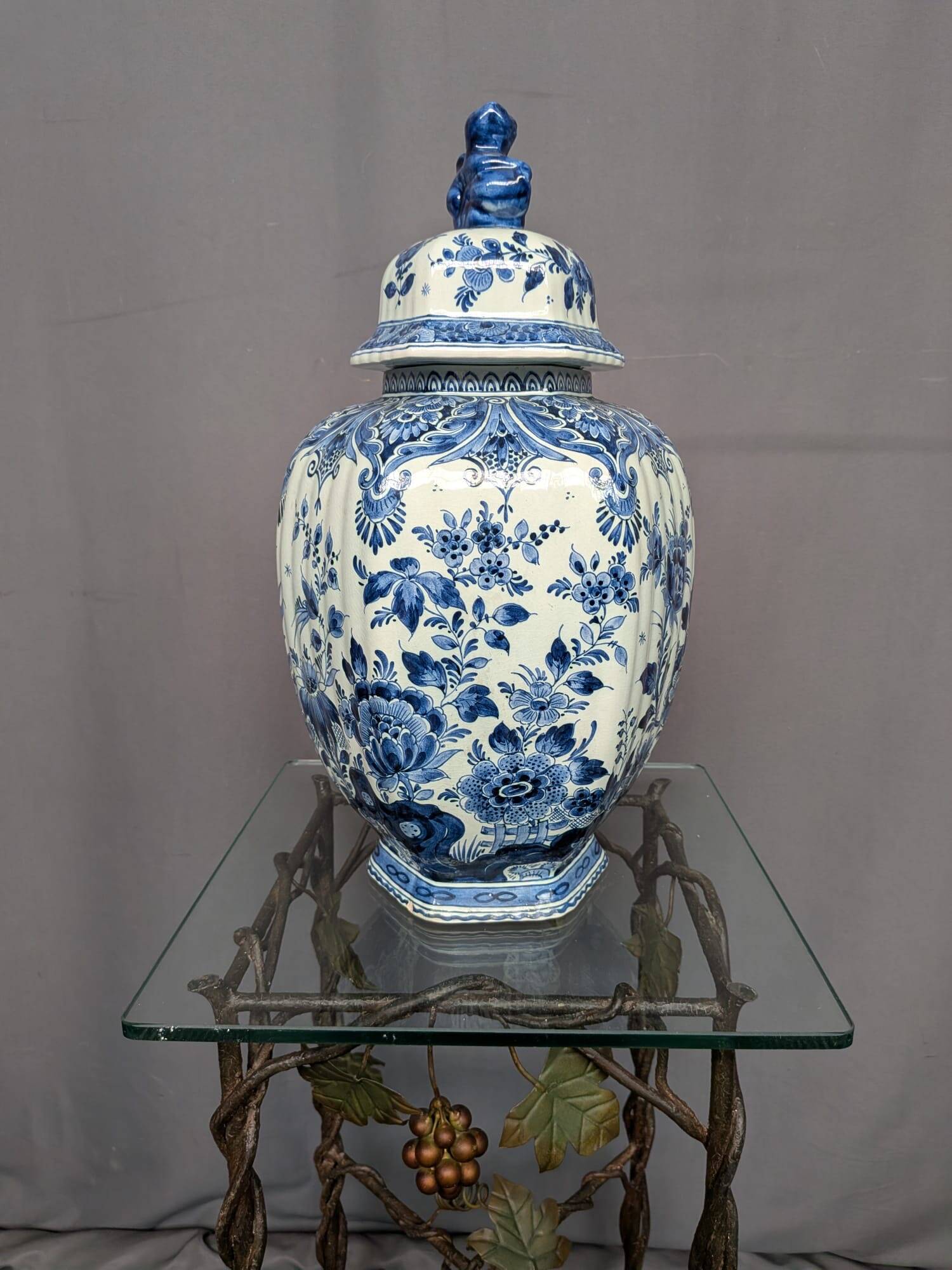Royal Delft vase. Hand-painted.