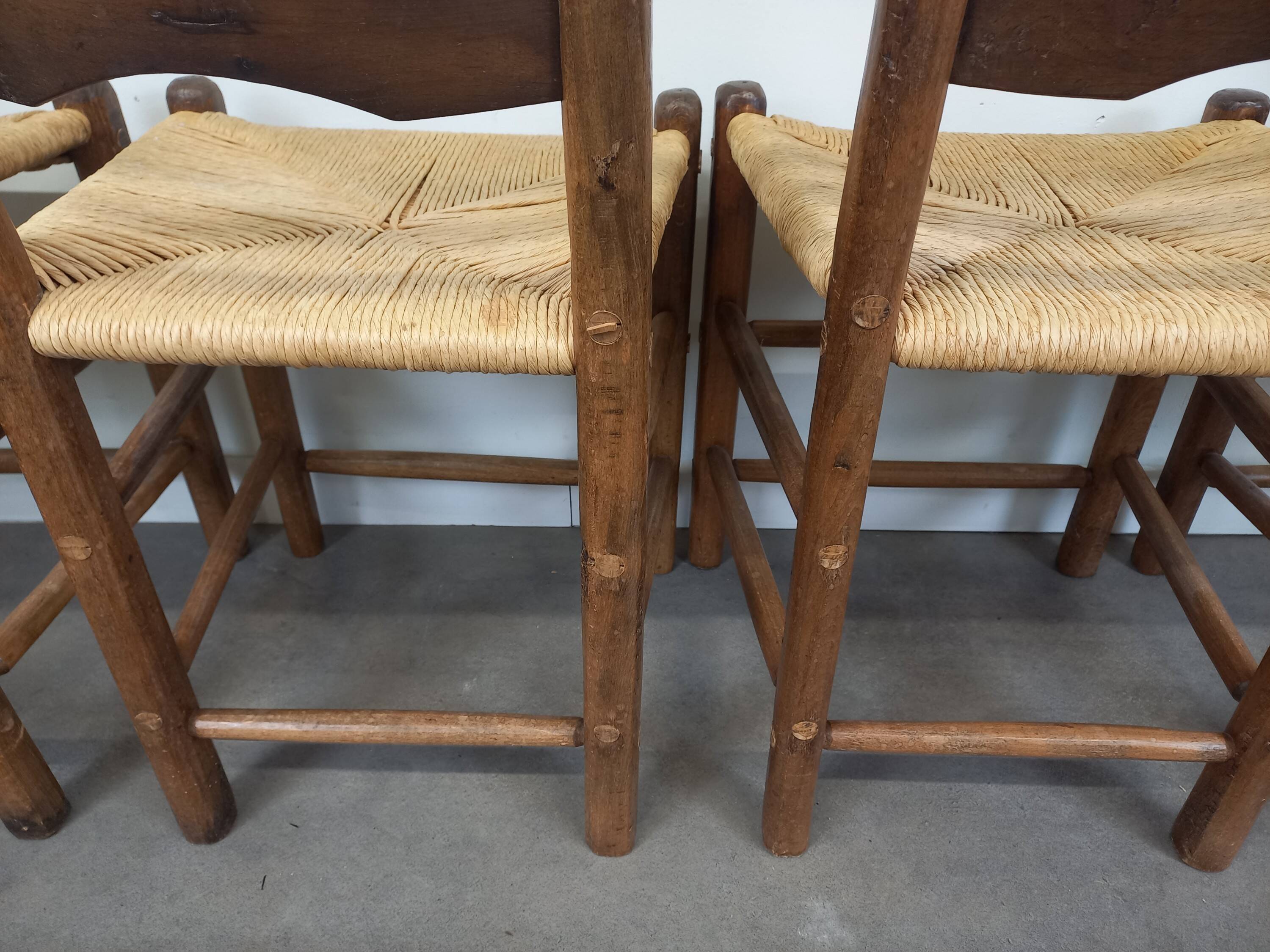 4 chaises brutalistes