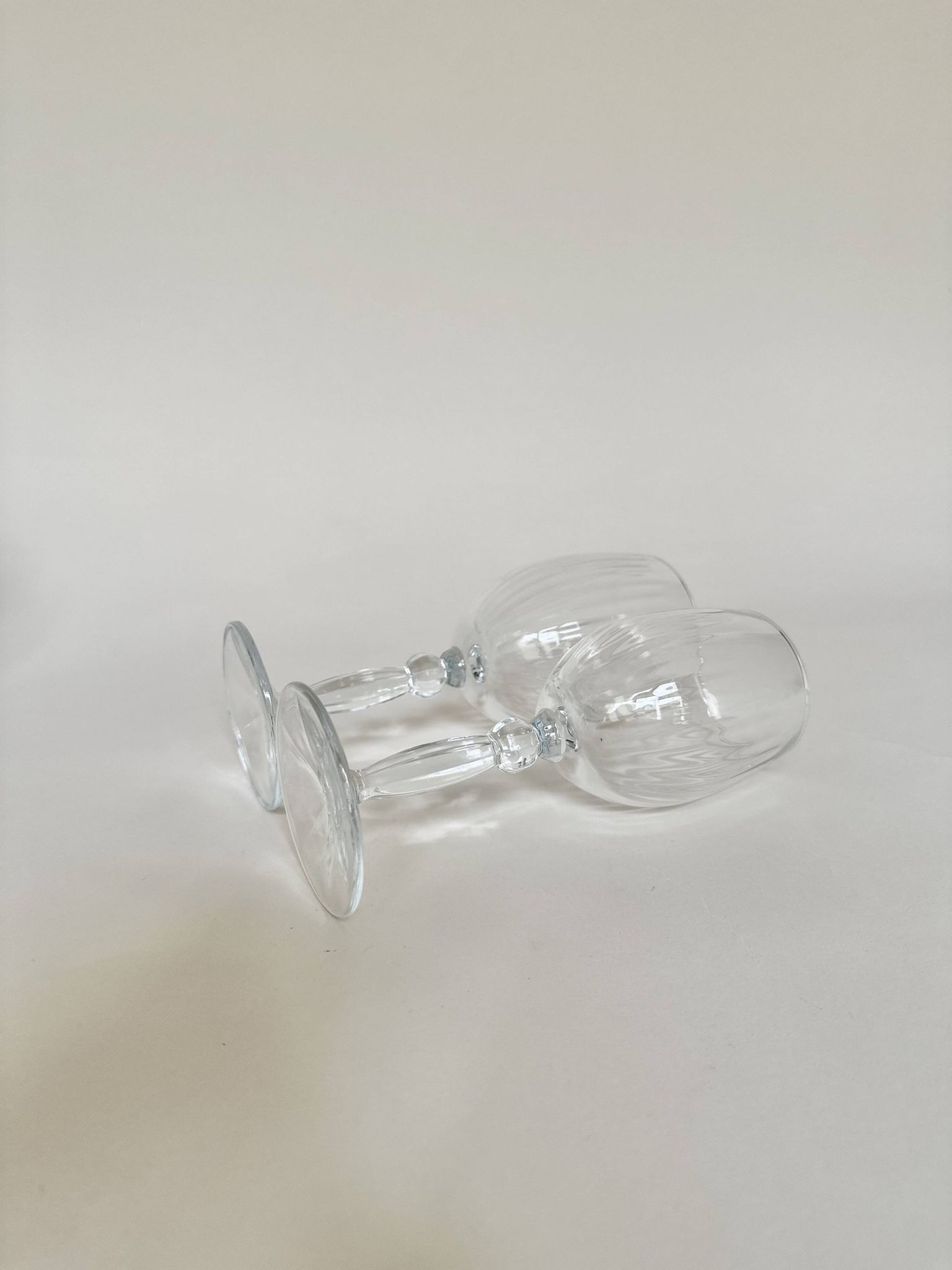 Set of 4 water glasses and 4 wine glasses, swirling glass
