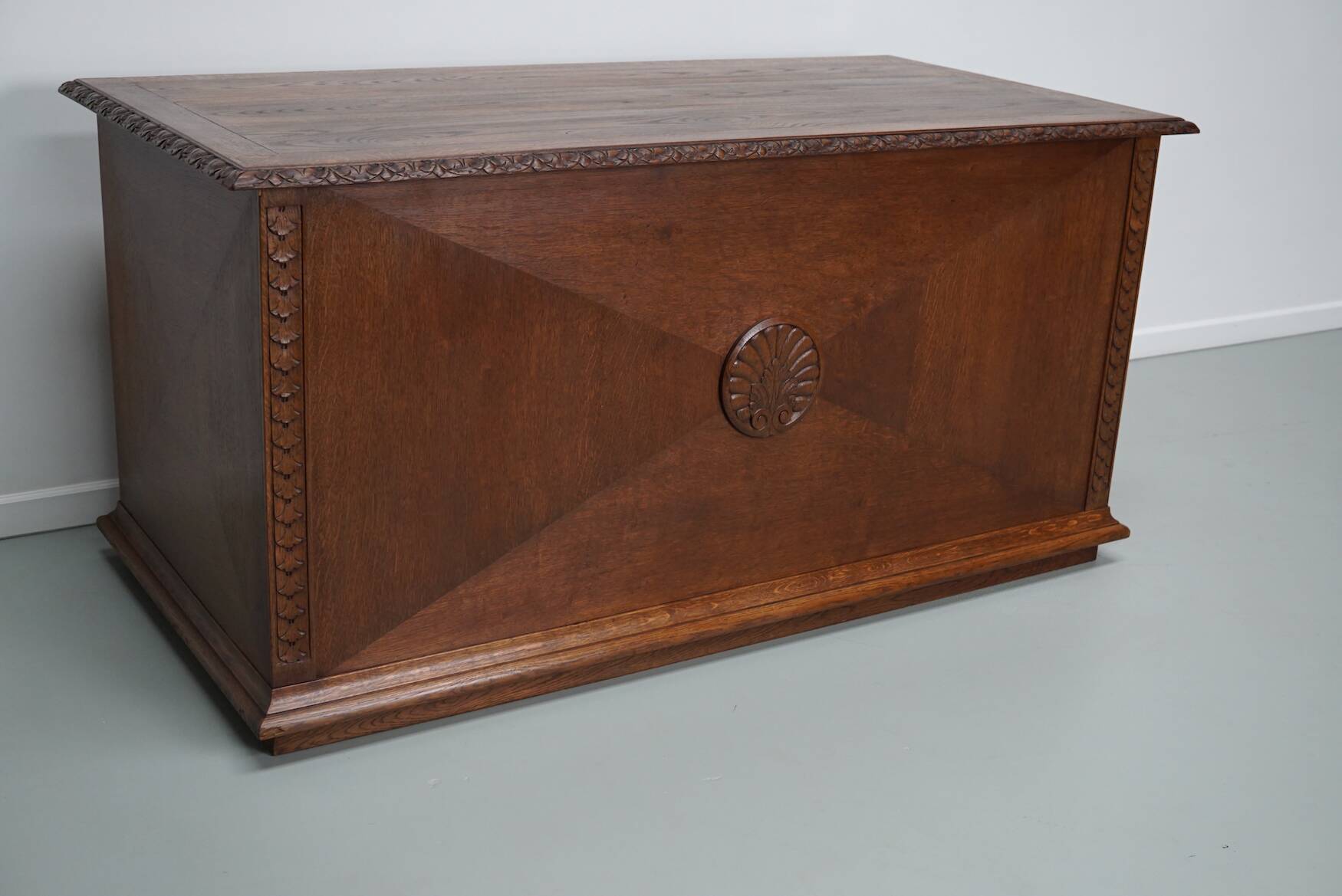 Bureau / Comptoir de Magasin Antique Art Nouveau en Chêne Sculpté, Pays-Bas, Début du 20ème Siècle