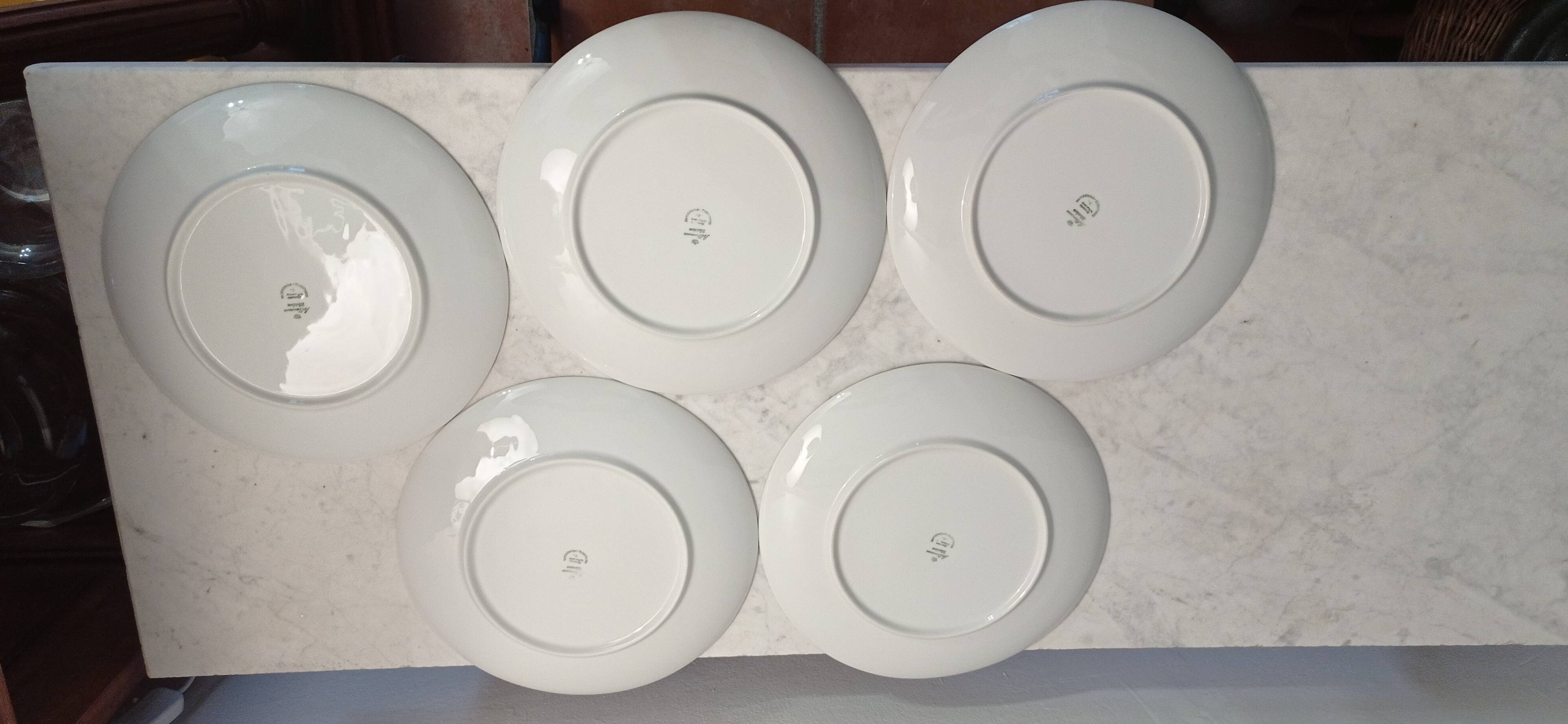 Porcelain flat plates with floral decoration