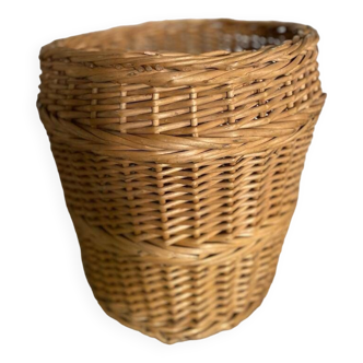 Woven wicker basket