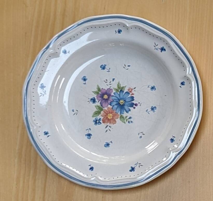 Lot 8 dessert plates provincial model bouquet 1980s