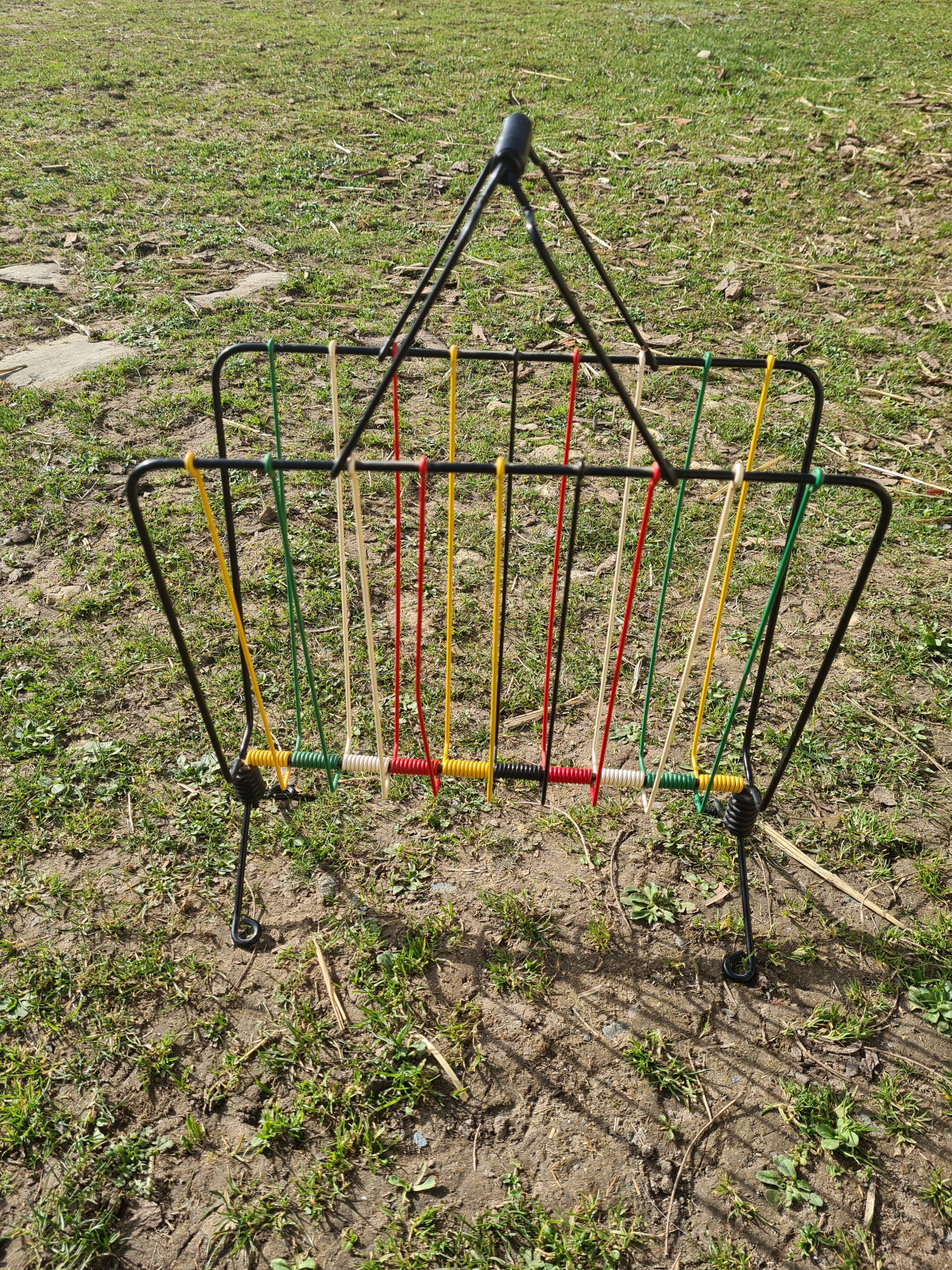 Scoubidou magazine door